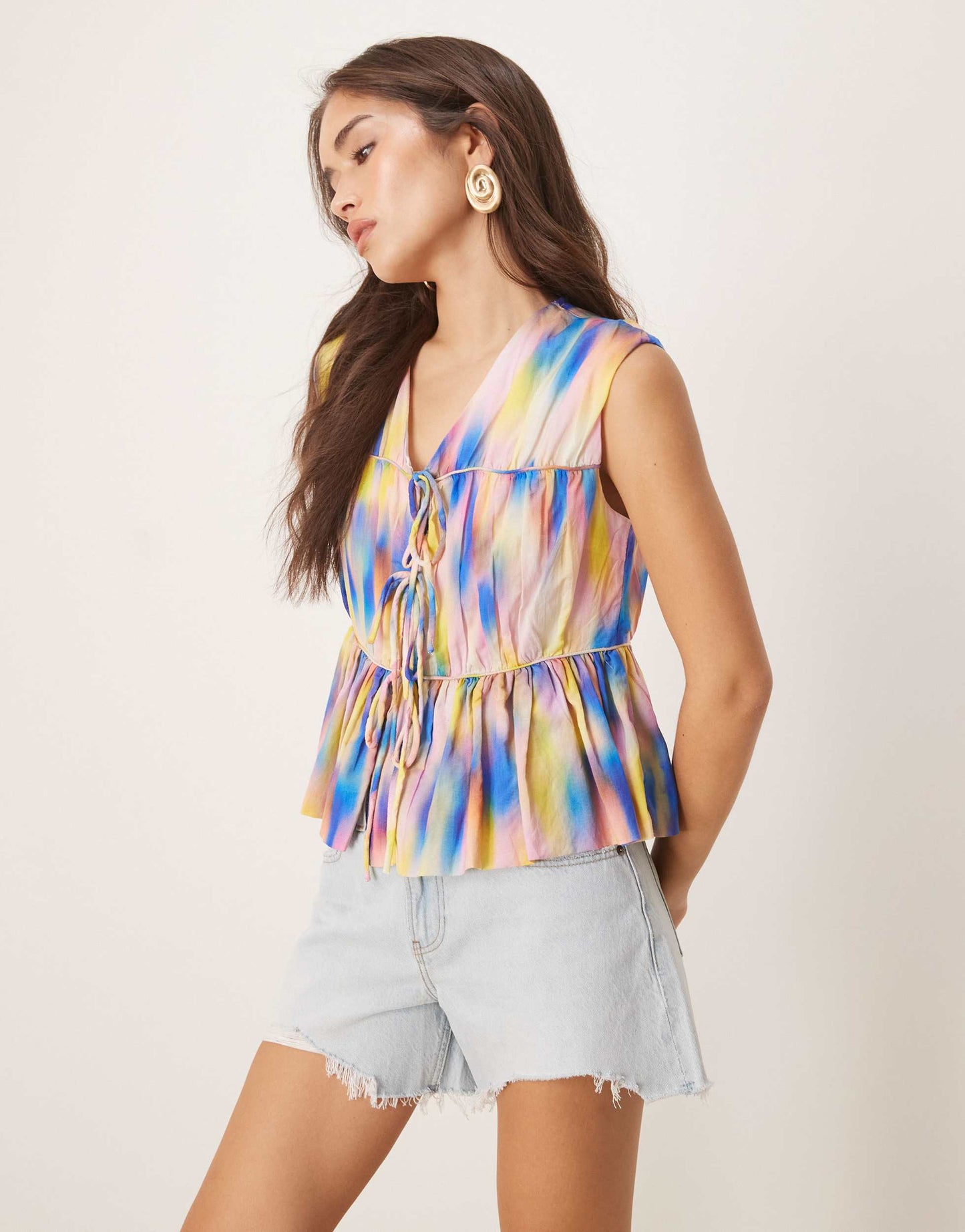 YAS sleeveless tie front top in multicolur smudge print