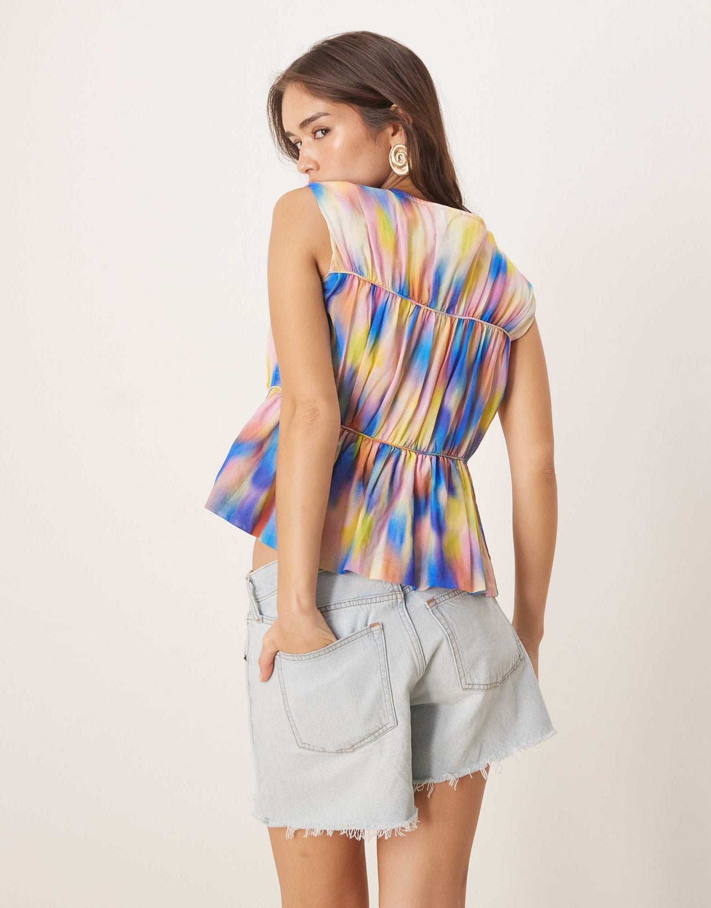 YAS sleeveless tie front top in multicolur smudge print