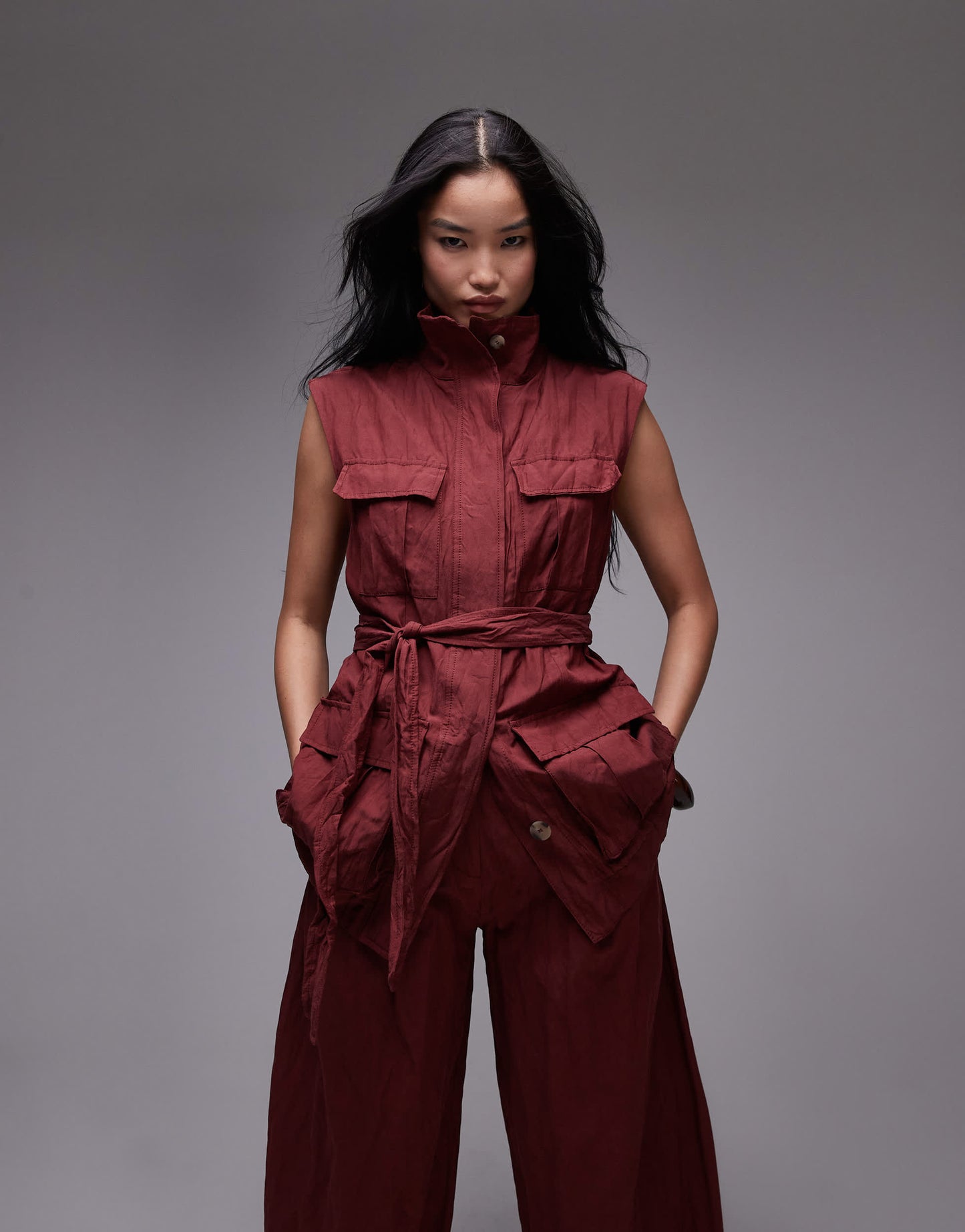 Mango capsule crushed texture longline sleeveless shirt in dark red