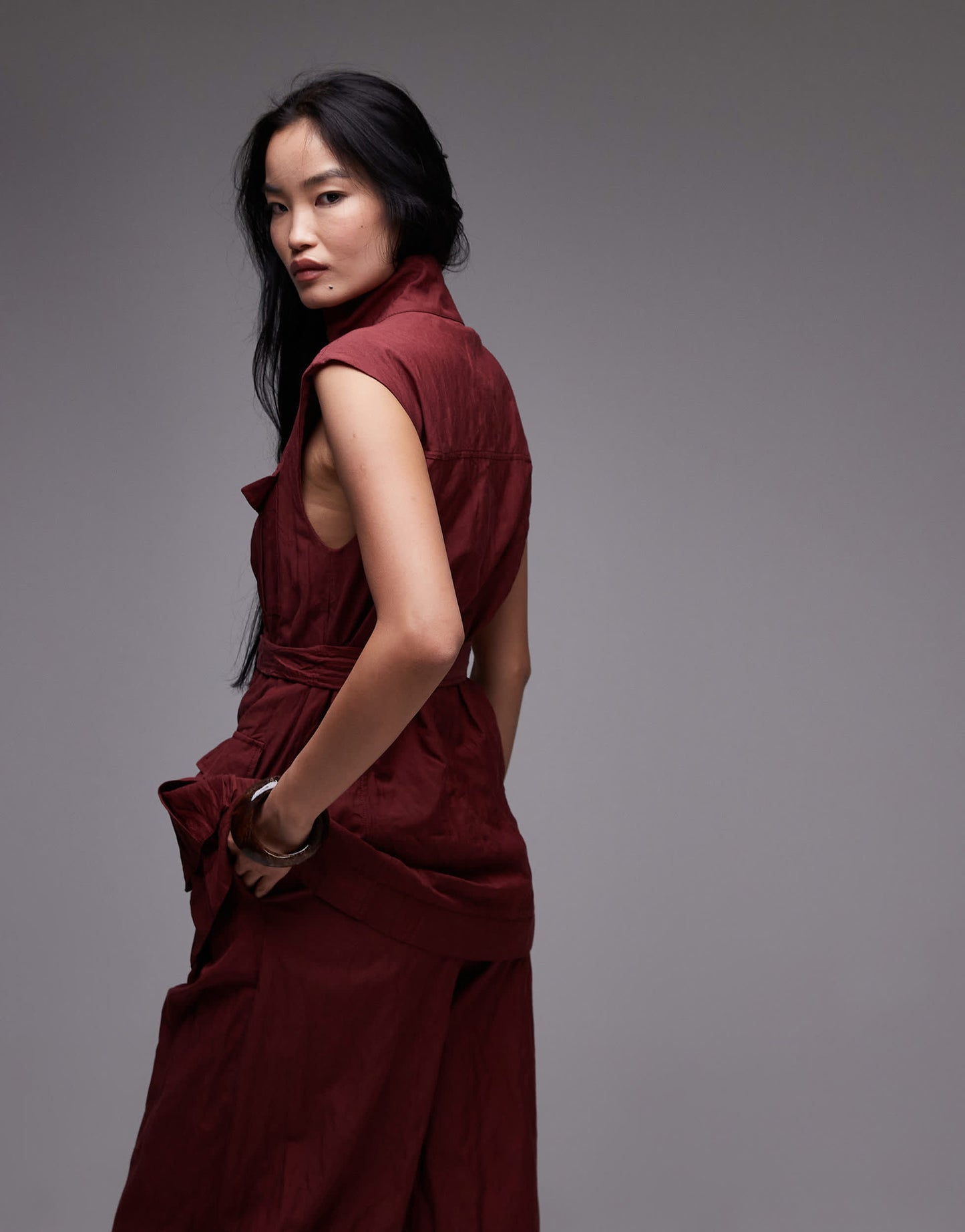 Mango capsule crushed texture longline sleeveless shirt in dark red