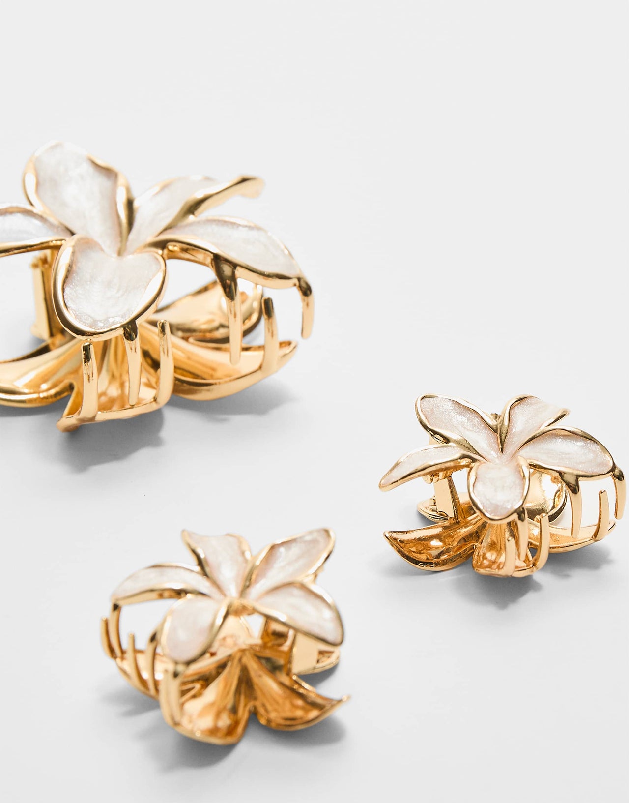 Stradivarius 3 pack flower hair clips in ecru