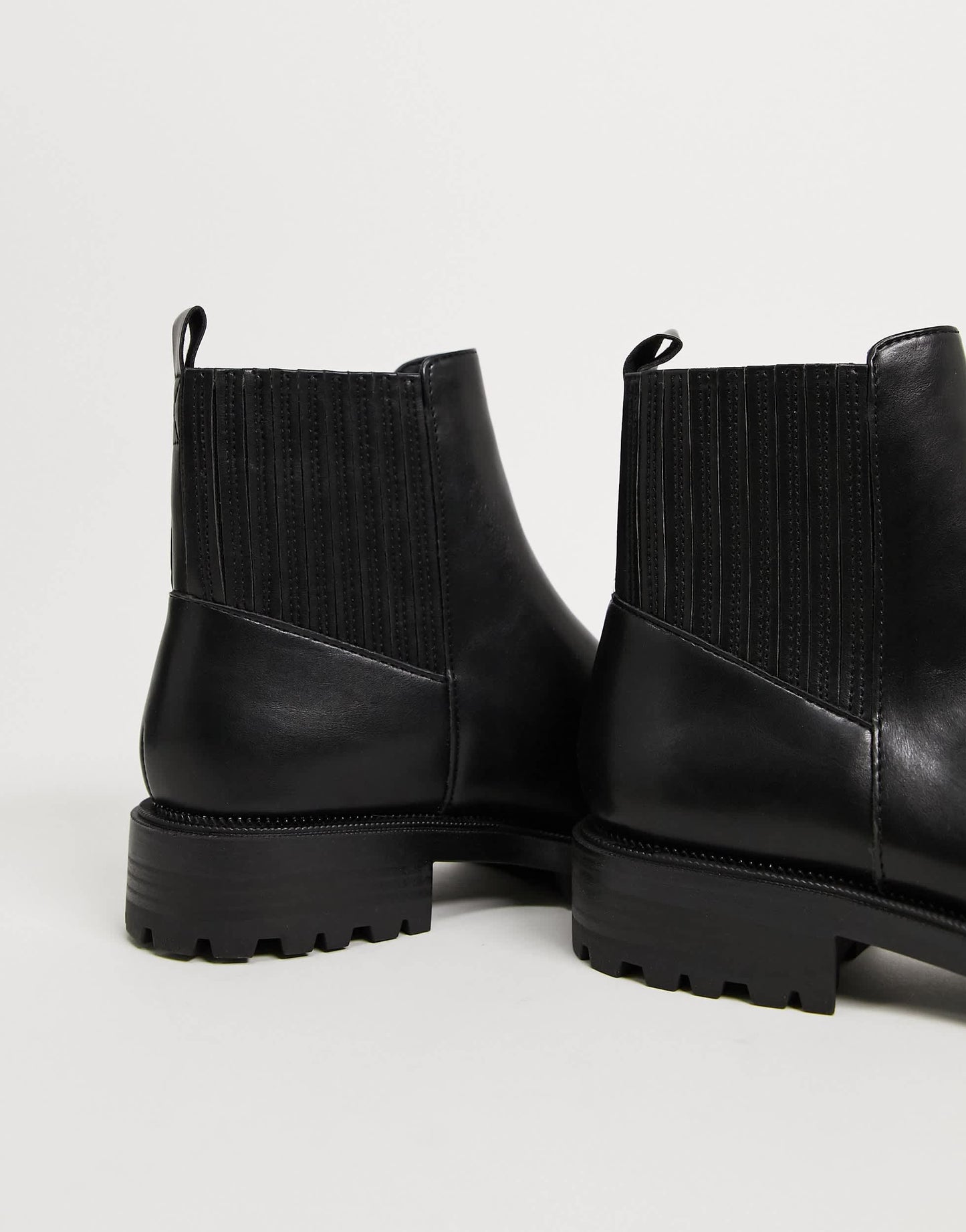 Stradivarius chunky chelsea boots in black