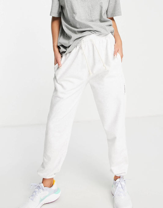 Nike Basktball Standard Issue joggerss in white