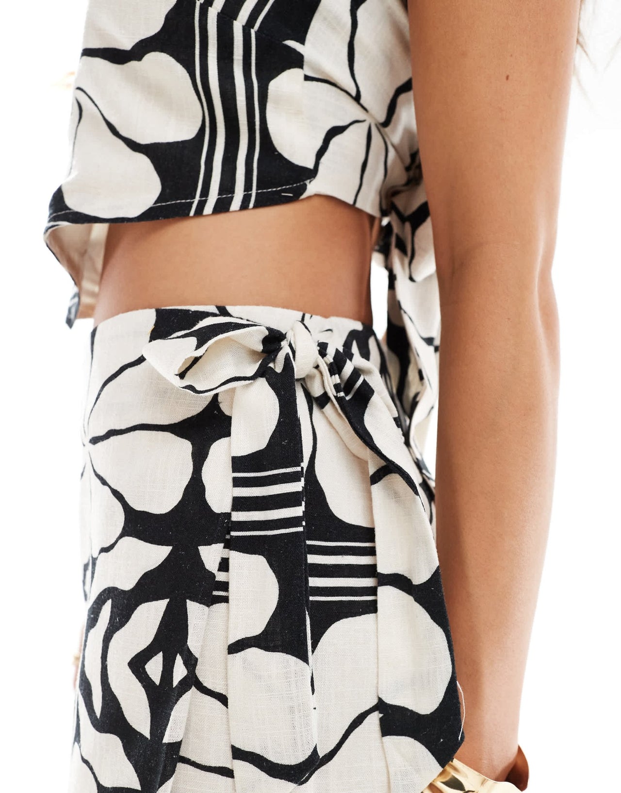 4th & Reckless linen blend beach wrap tie side mini skirt co - ord in black and white floral print - ASOS Sample Sale