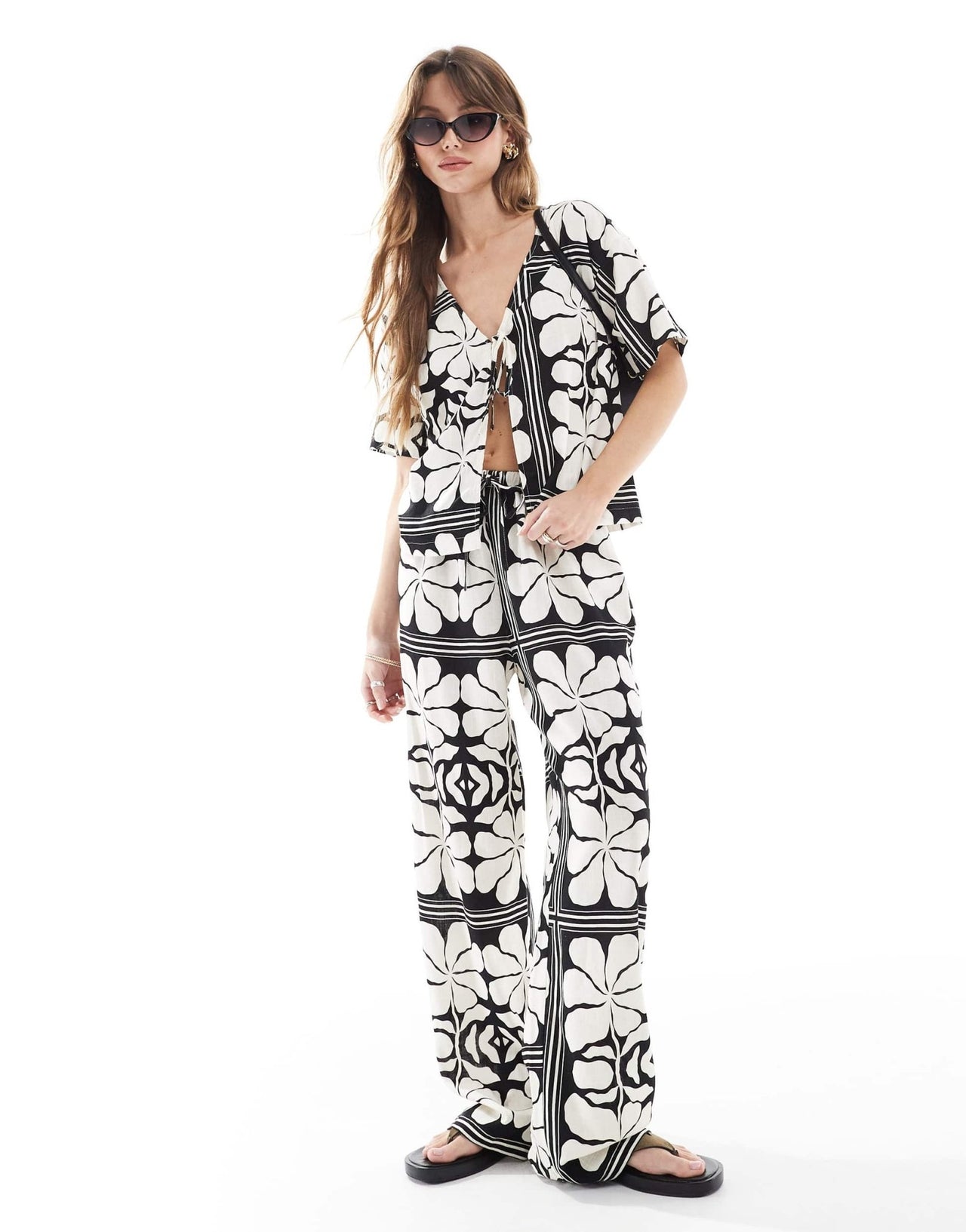4th & Reckless linen blend tie front v neck beach shirt co - ord in black and white floral print - ASOS Sample Sale