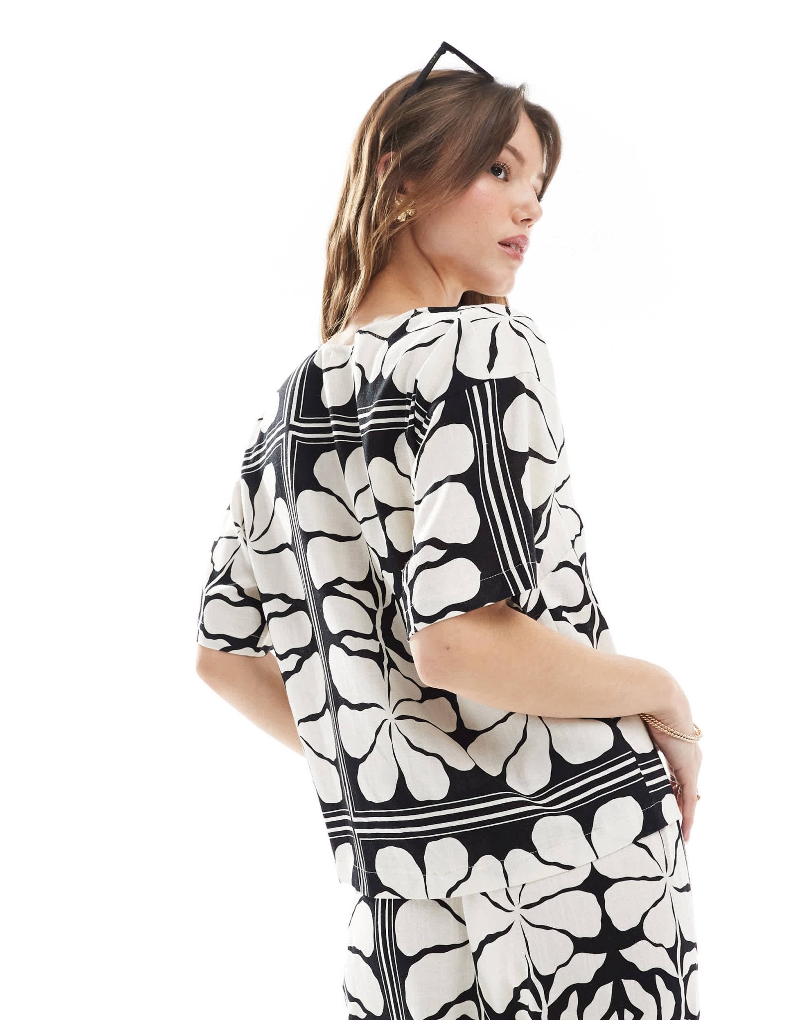 4th & Reckless linen blend tie front v neck beach shirt co - ord in black and white floral print - ASOS Sample Sale