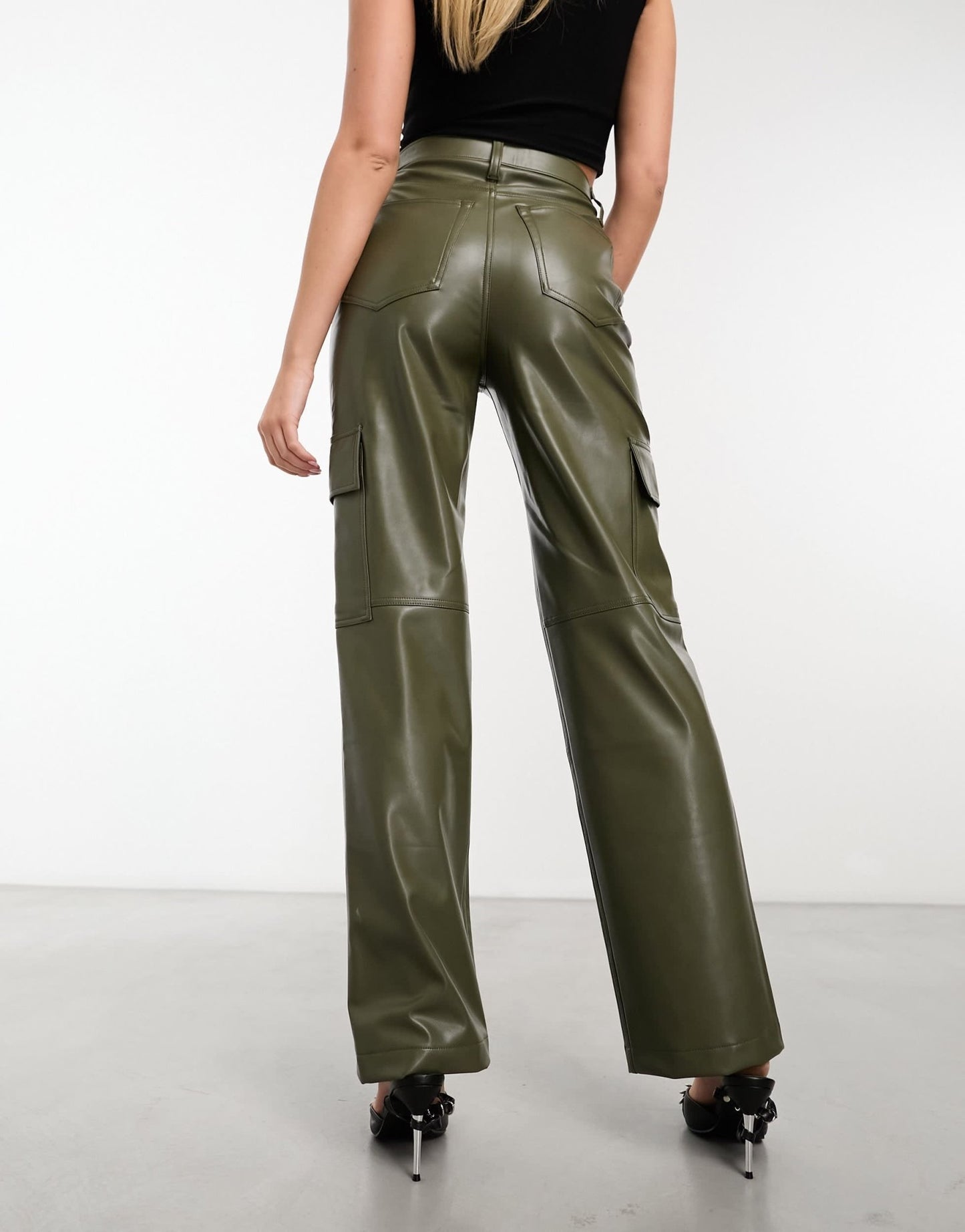 Abercrombie & Fitch Curve Love 90s relaxed faux leather cargo trousers in green - ASOS Sample Sale