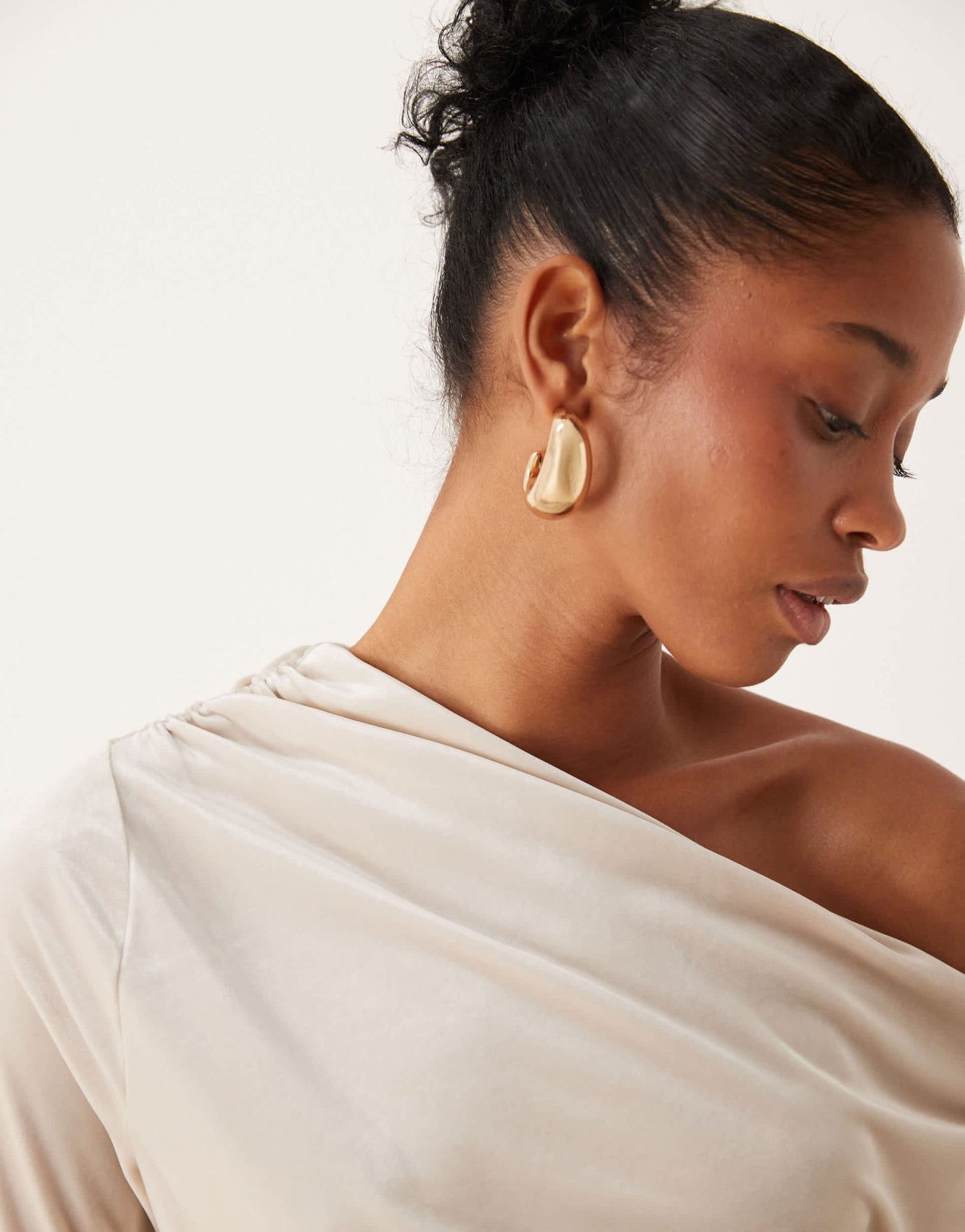 Abercrombie & Fitch long sleeved off the shoulder top in cream velvet - ASOS Sample Sale