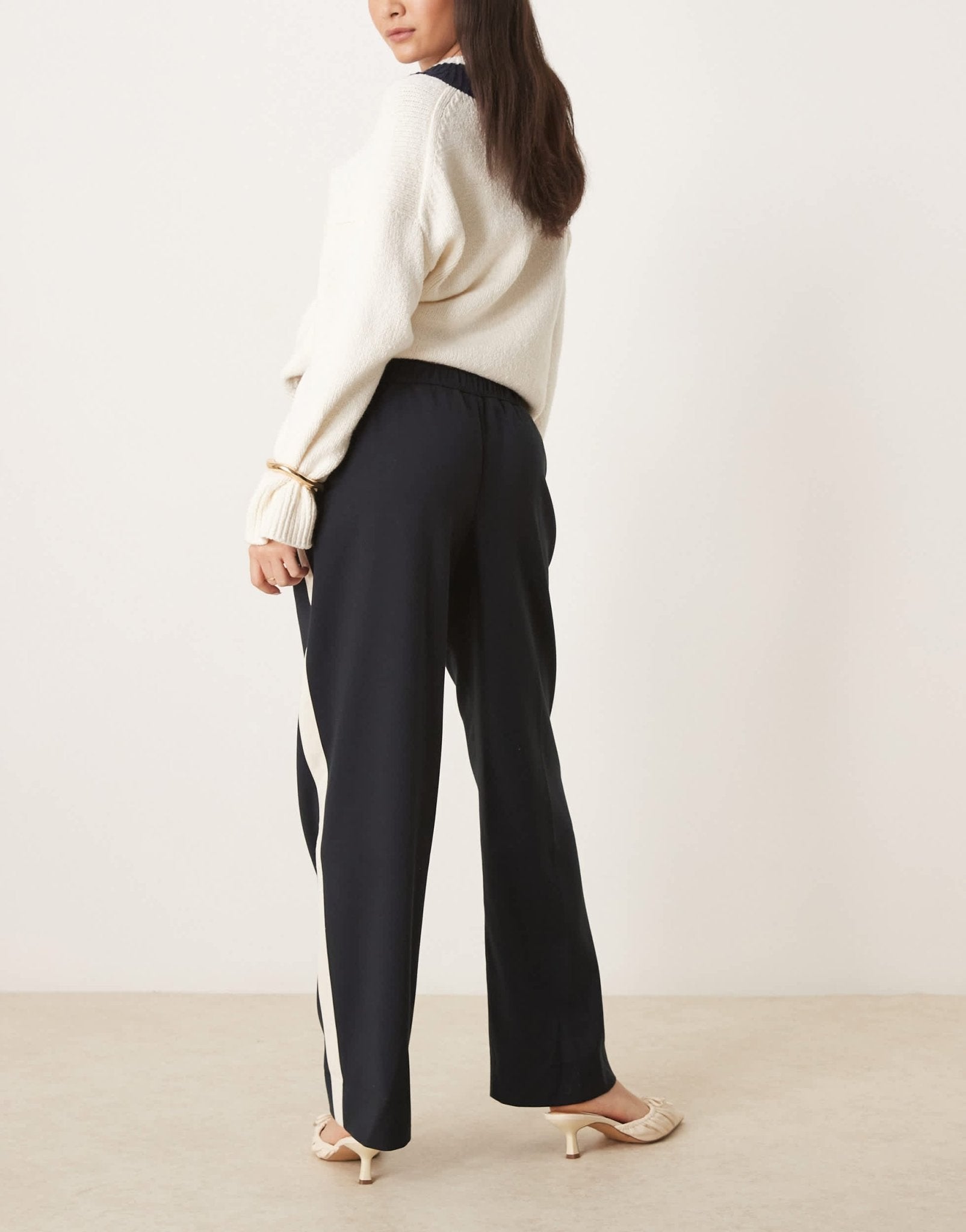 Abercrombie & Fitch pull on straight leg trouser with pintuck detail in black - ASOS Sample Sale