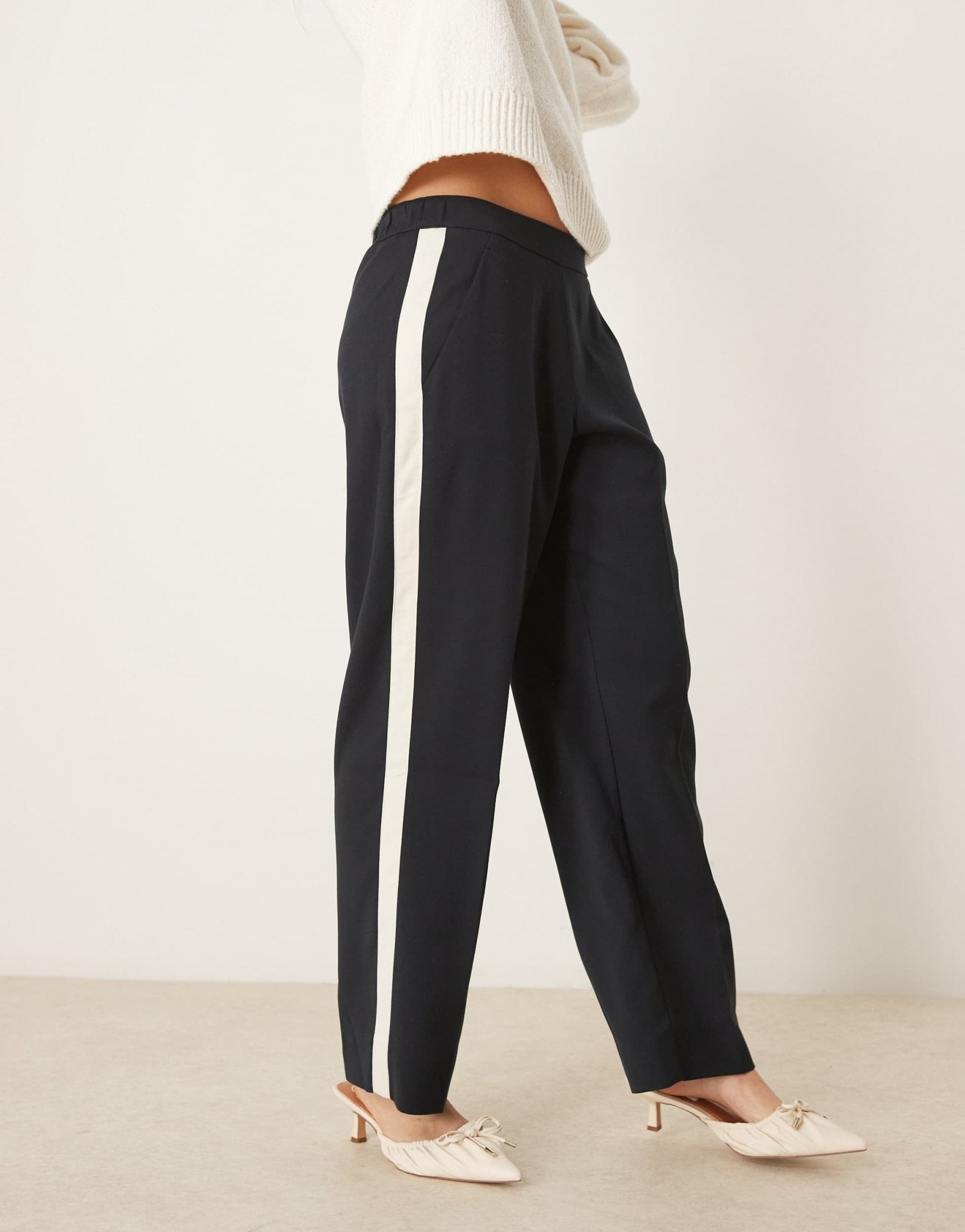 Abercrombie & Fitch pull on straight leg trouser with pintuck detail in black - ASOS Sample Sale