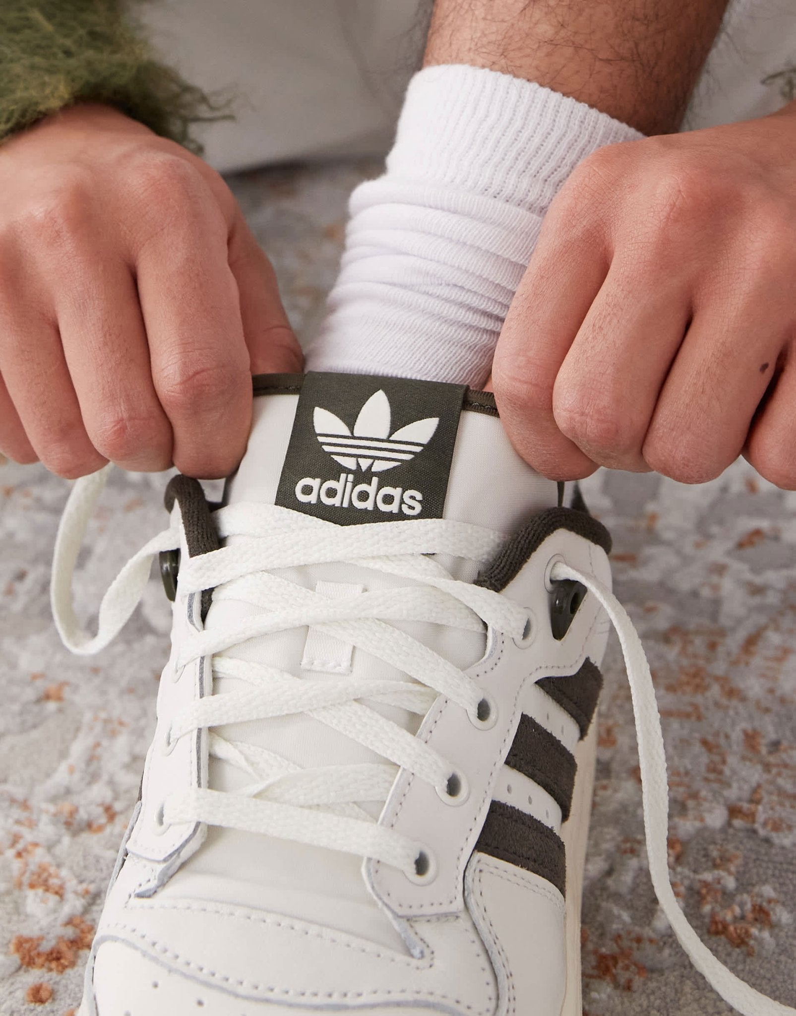 adidas Originals Rivalry 86 Low trainers in white and olive - ASOS Sample Sale