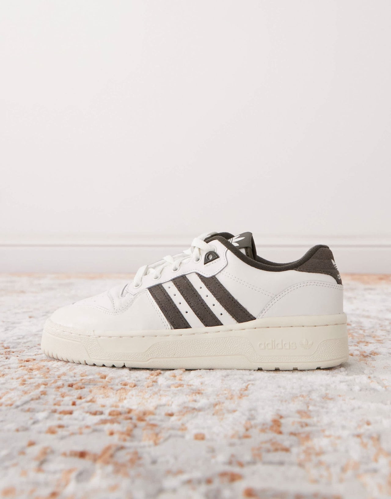 adidas Originals Rivalry 86 Low trainers in white and olive - ASOS Sample Sale