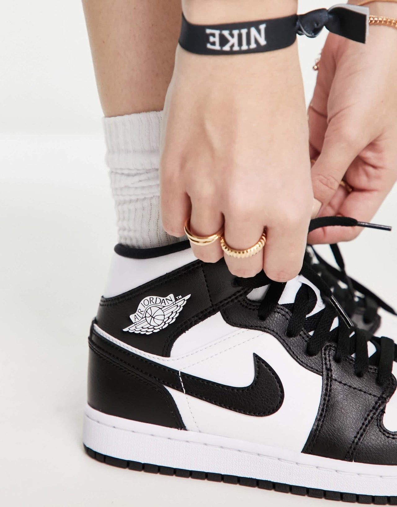 Air Jordan 1 Mid womens trainers in white and black - ASOS Sample Sale