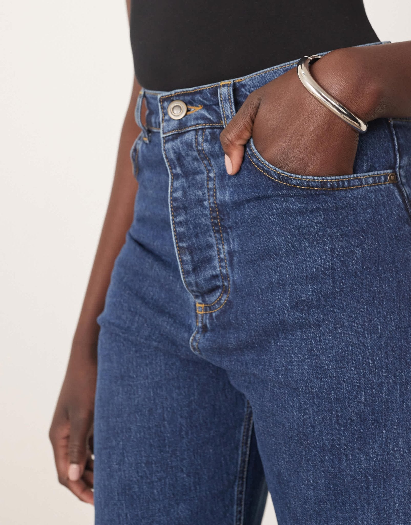 ARRANGE Eden denim barrel jean with tapered leg in mid blue - ASOS Sample Sale
