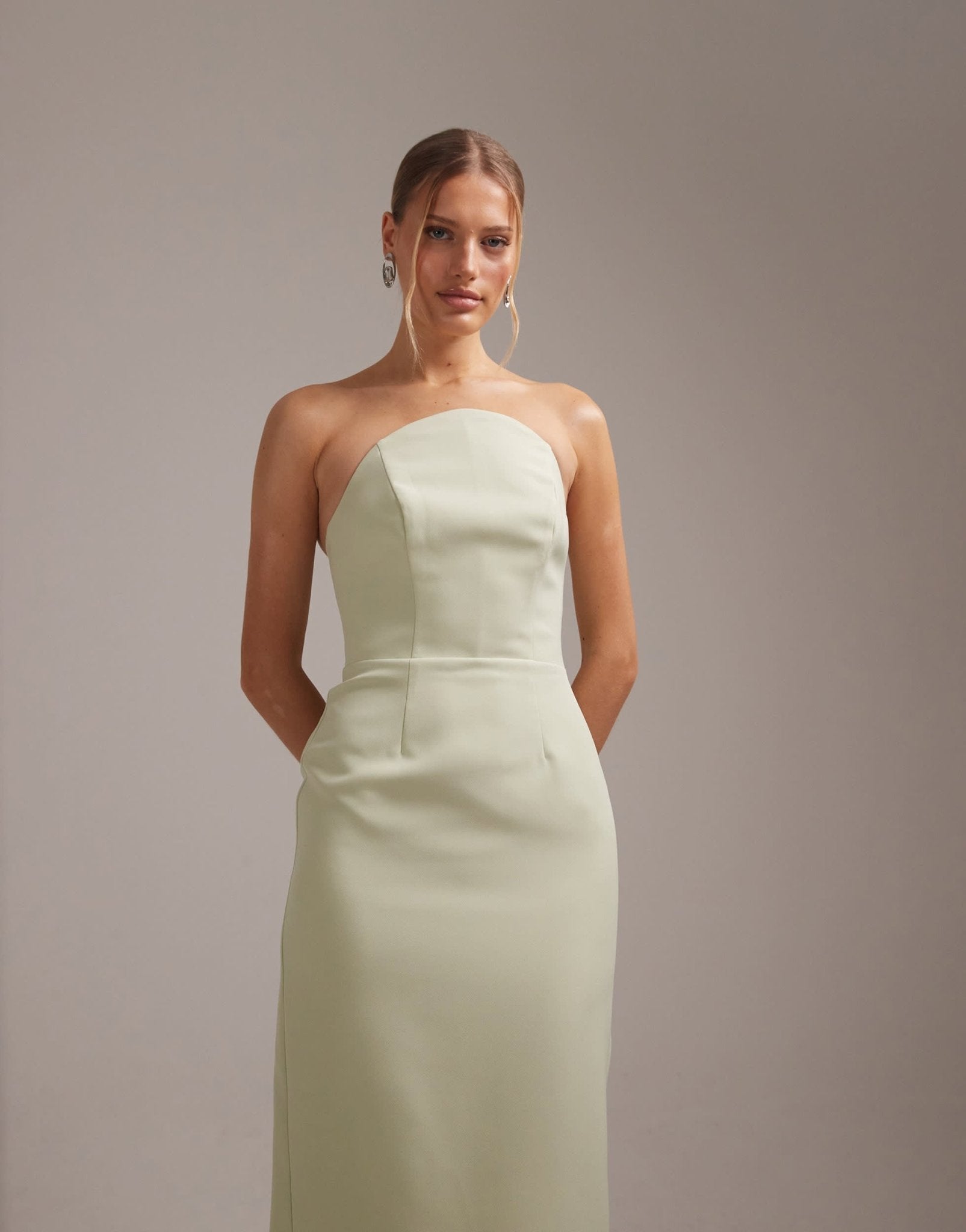 ASOS DESIGN bridesmaids structured crepe bandeau dress with high curve – ASOS Sample Sale