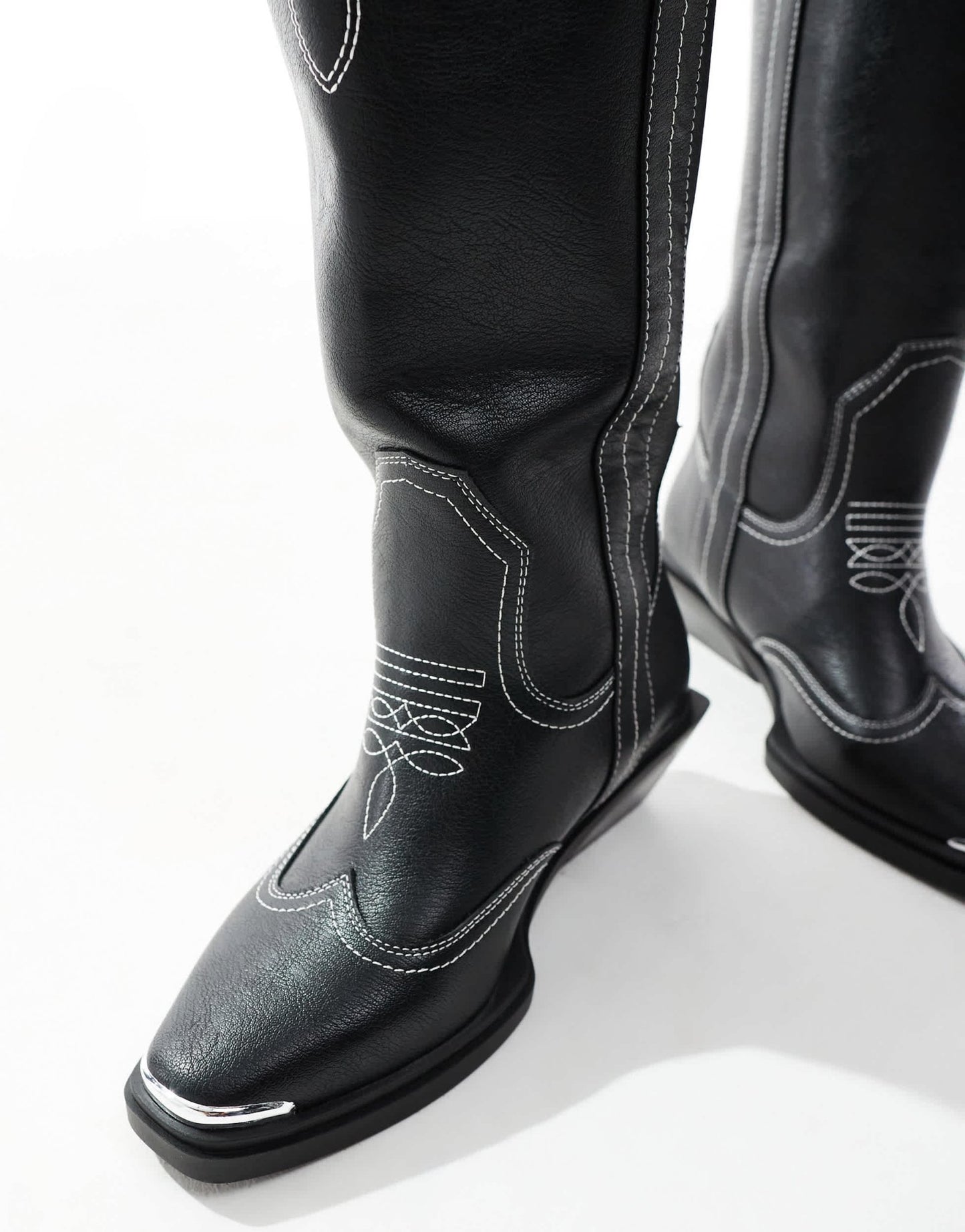 ASOS DESIGN Curve Celeste flat western knee boots in black with stitching - ASOS Sample Sale