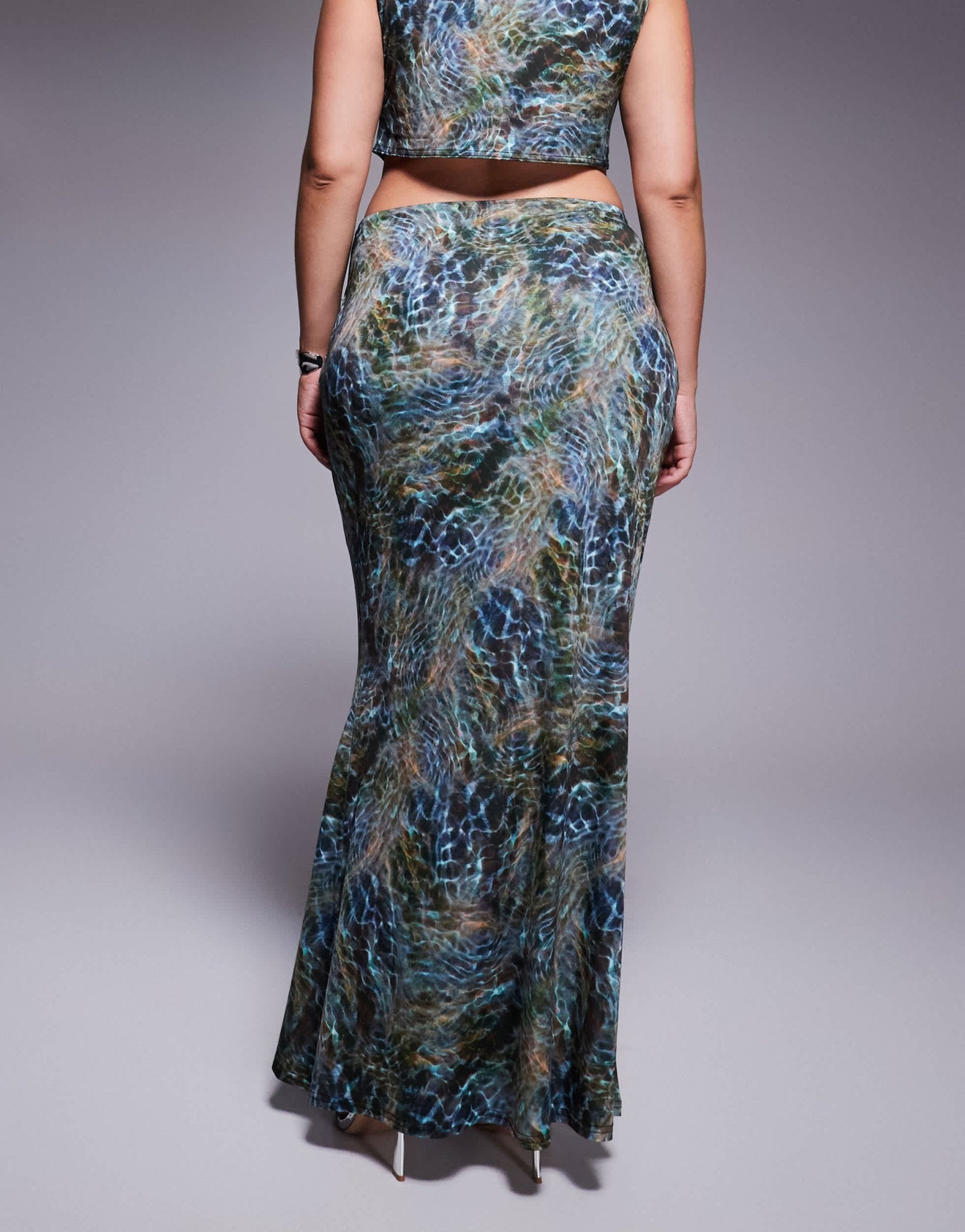 ASOS DESIGN Curve co - ord slinky cut out hip maxi skirt in blue print - ASOS Sample Sale