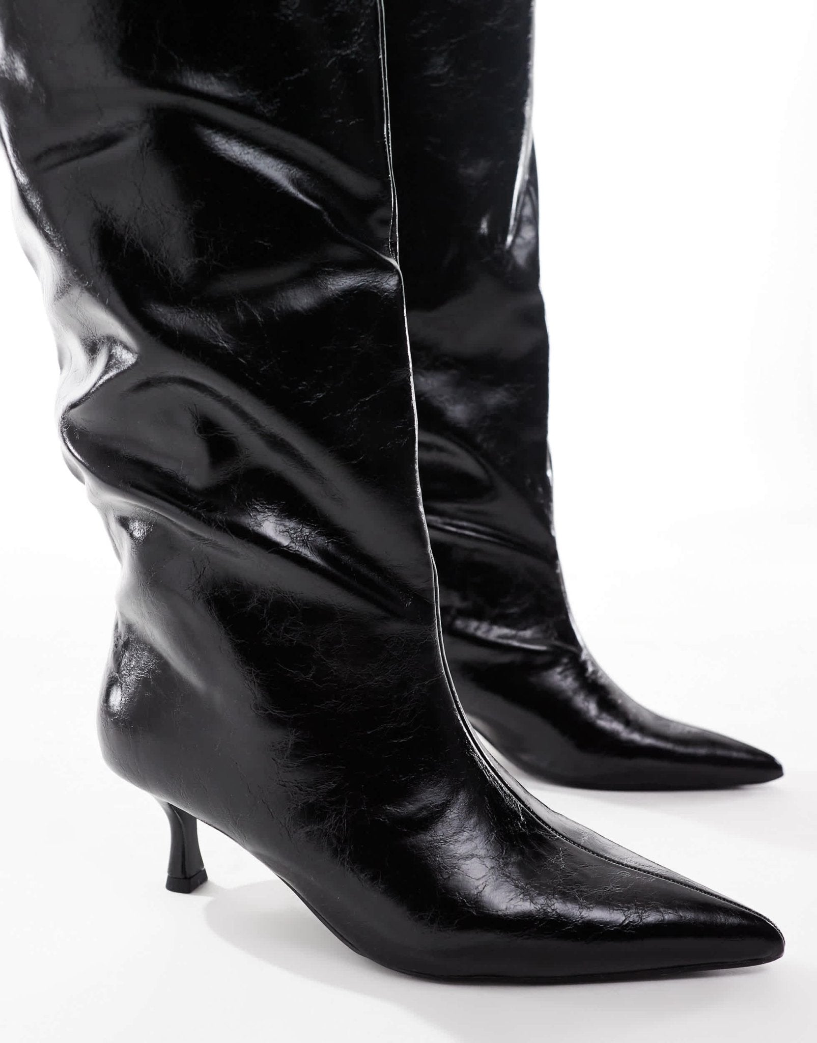 ASOS DESIGN Curve Crimson pull - on kitten heeled knee boots in black - ASOS Sample Sale