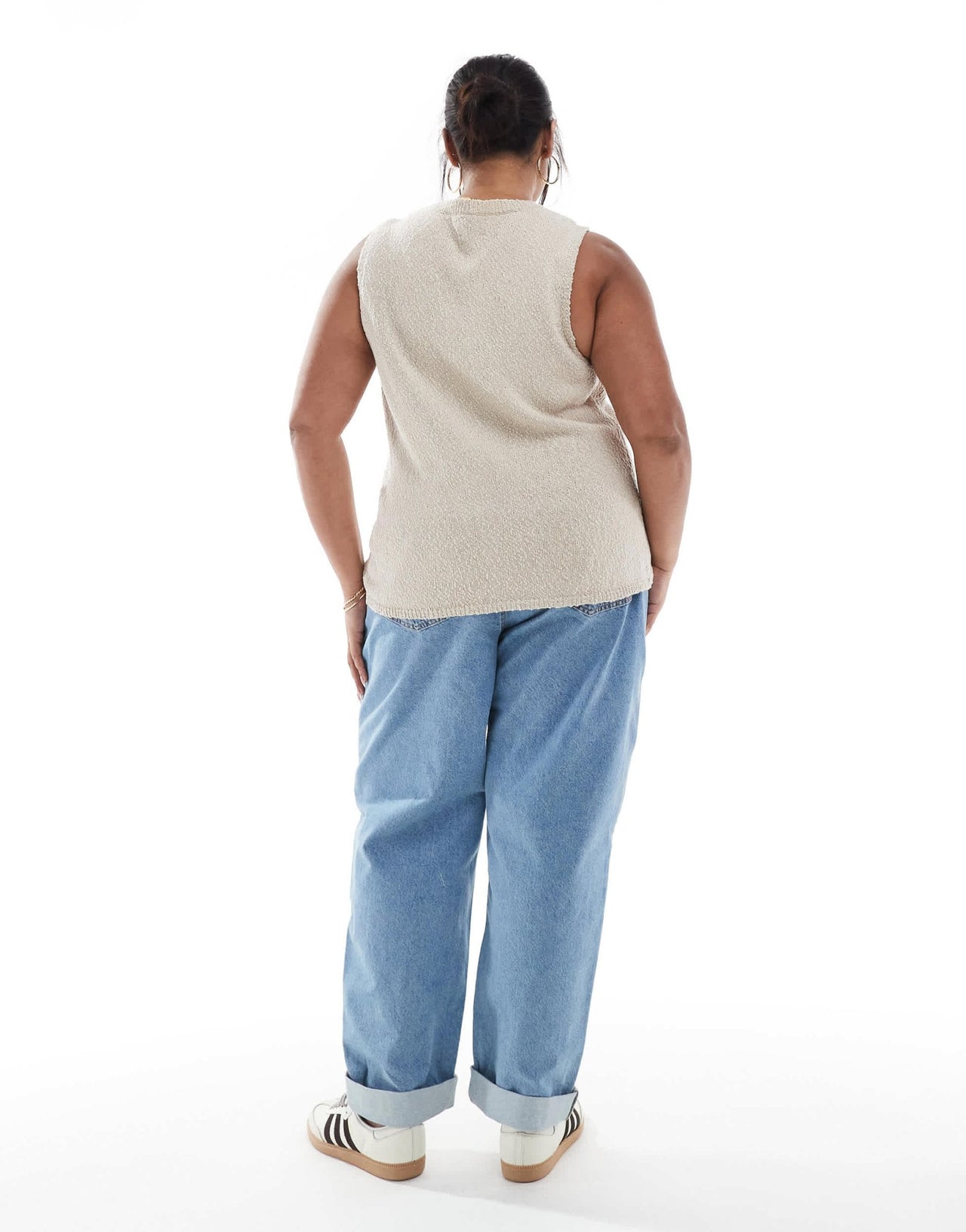 ASOS DESIGN Curve high rise relaxed mom jeans in lightwash with knee rips - ASOS Sample Sale