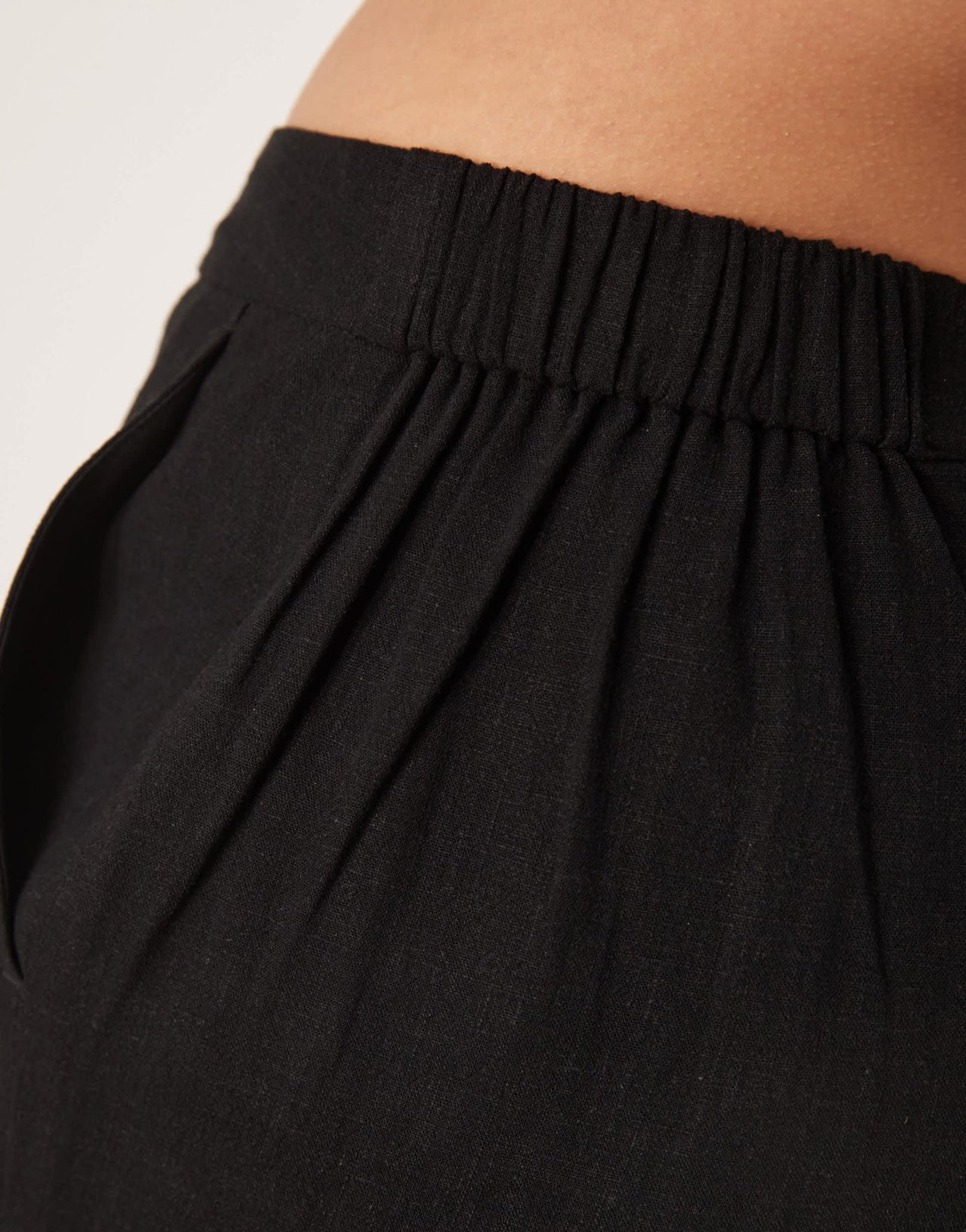 ASOS DESIGN Curve relaxed dad shorts with linen in black - ASOS Sample Sale