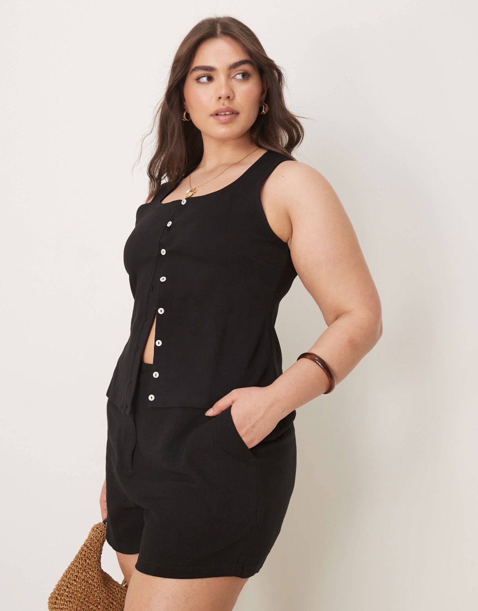 ASOS DESIGN Curve relaxed dad shorts with linen in black - ASOS Sample Sale