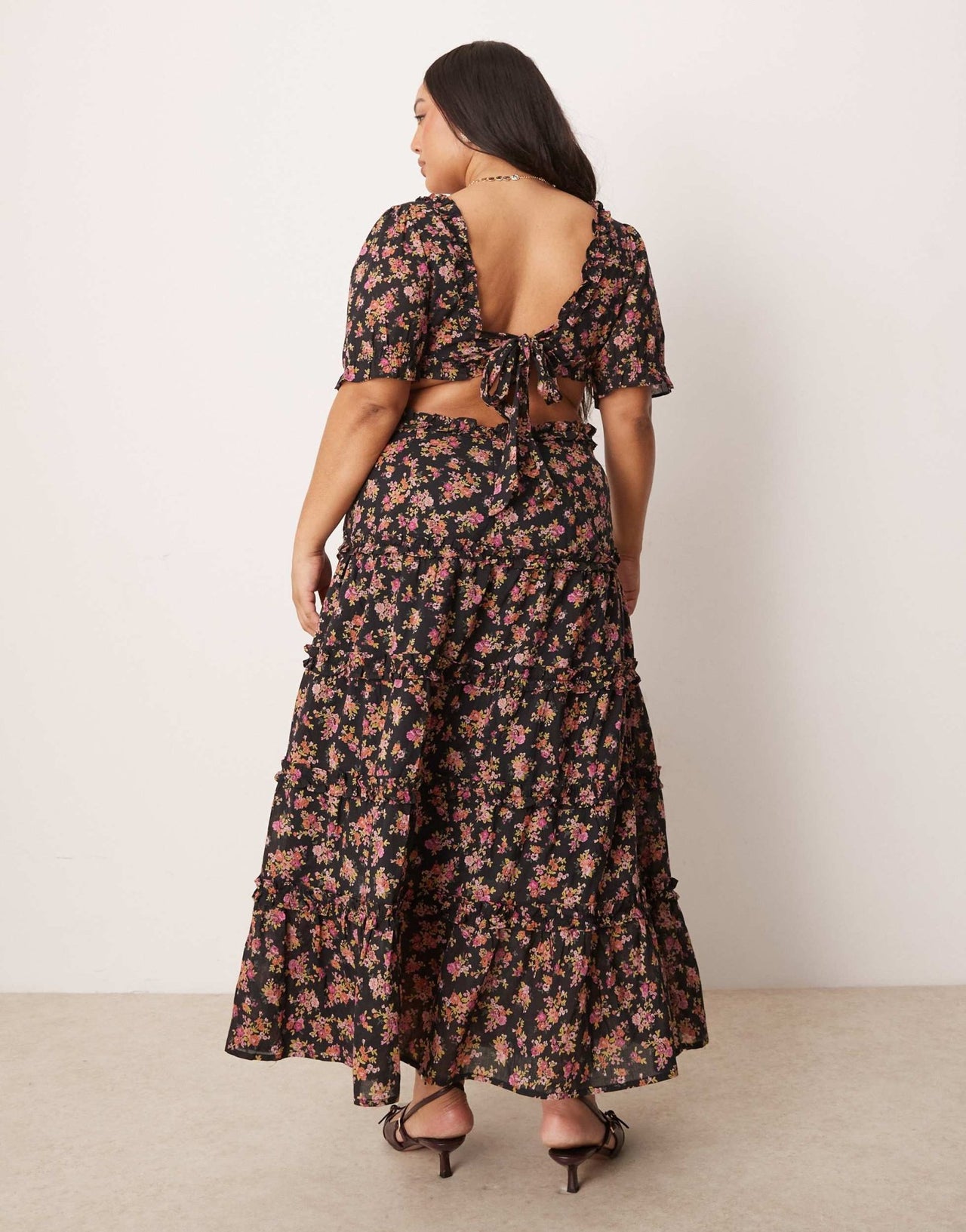 ASOS DESIGN Curve sweetheart neckline midi dress with cut out in dark base floral - ASOS Sample Sale