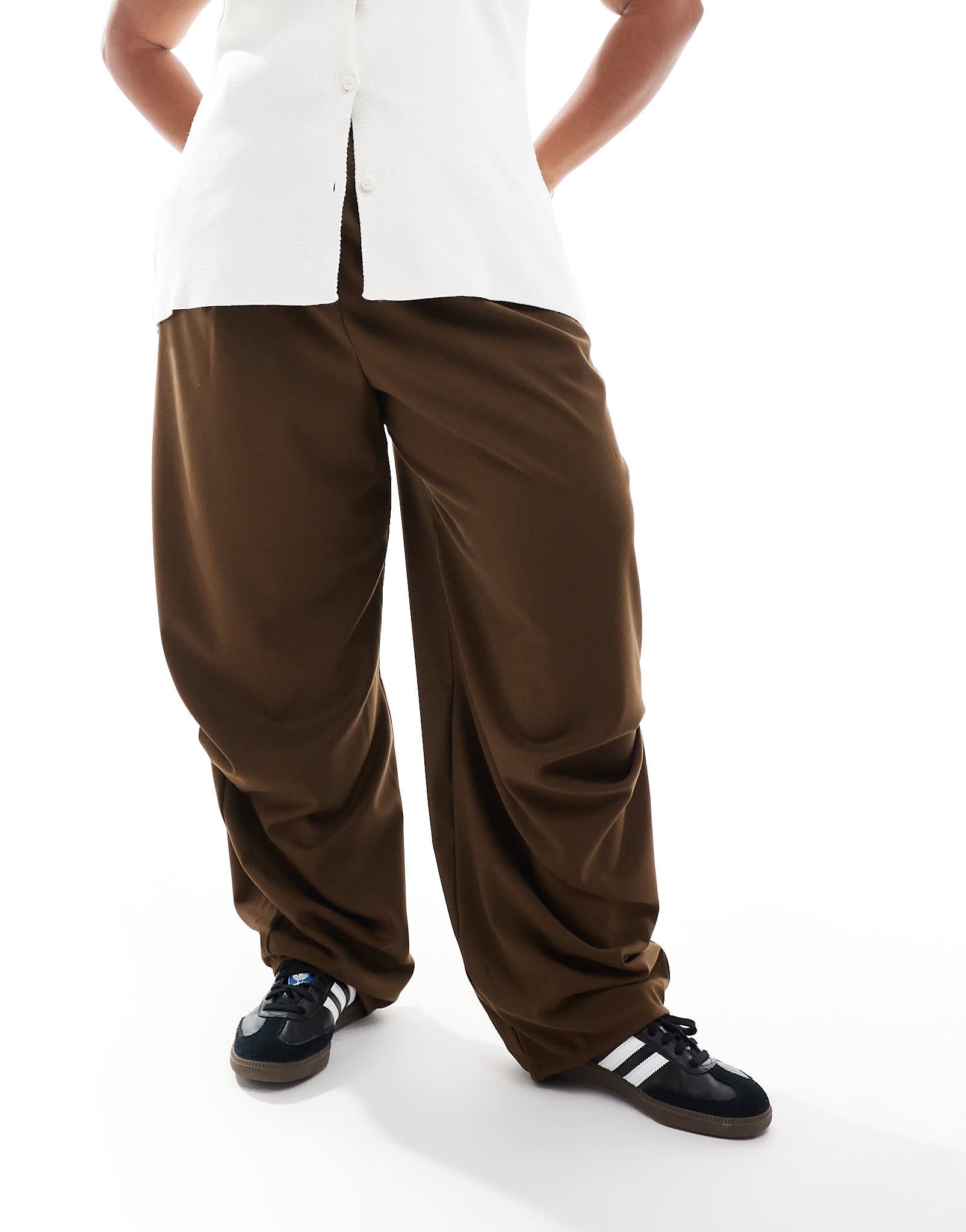 ASOS DESIGN Curve tailored wide leg trousers with knee pleat detail in mocha - ASOS Sample Sale