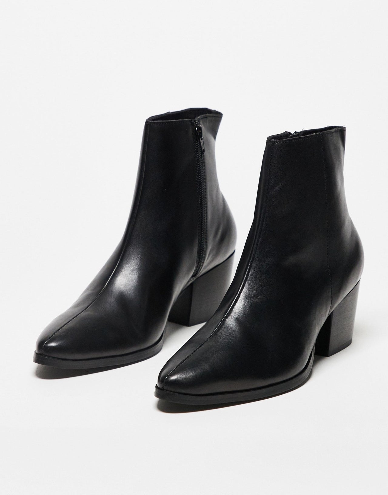 ASOS DESIGN heeled chelsea boots with pointed toe in black leather - ASOS Sample Sale