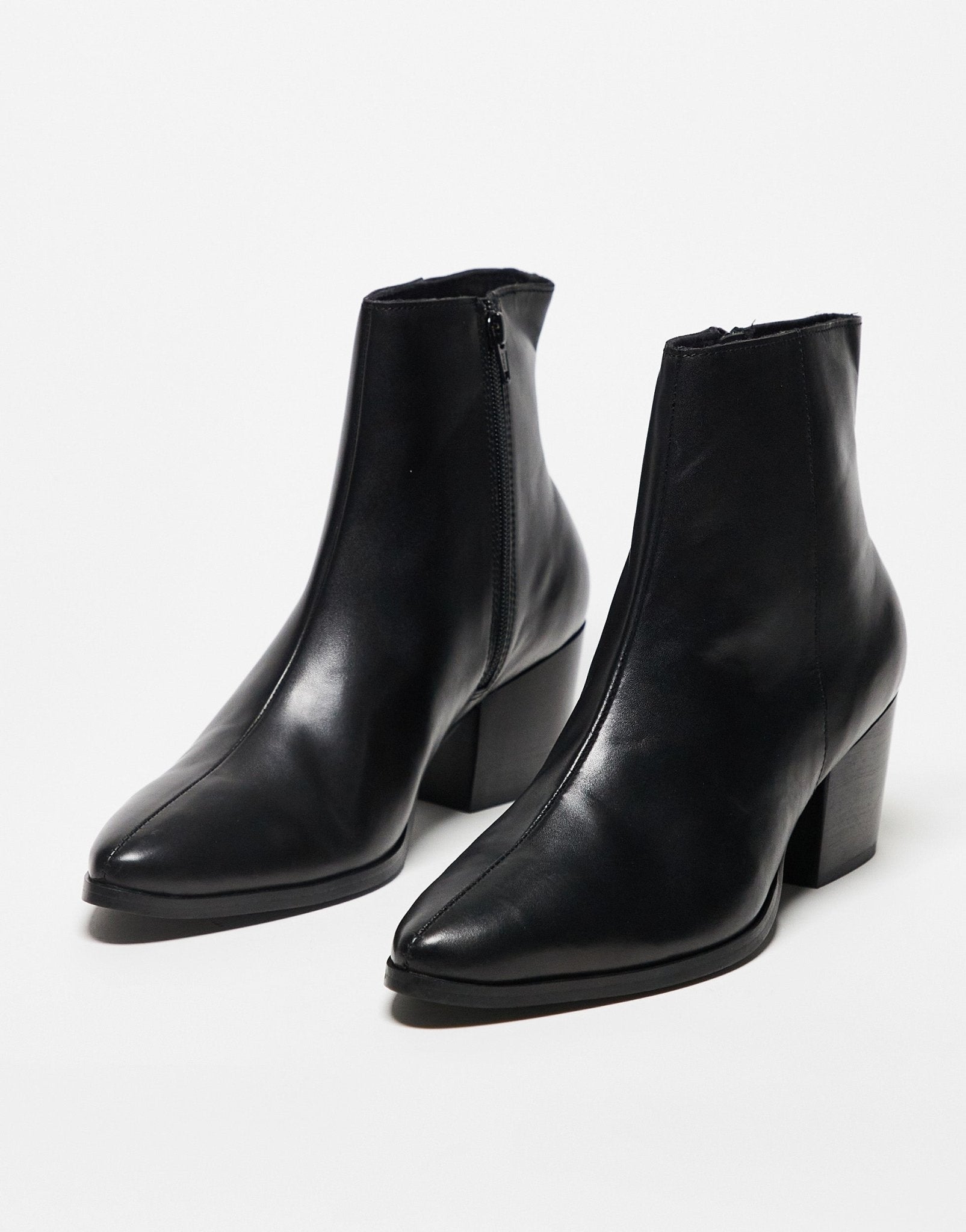 ASOS DESIGN heeled chelsea boots with pointed toe in black leather - ASOS Sample Sale