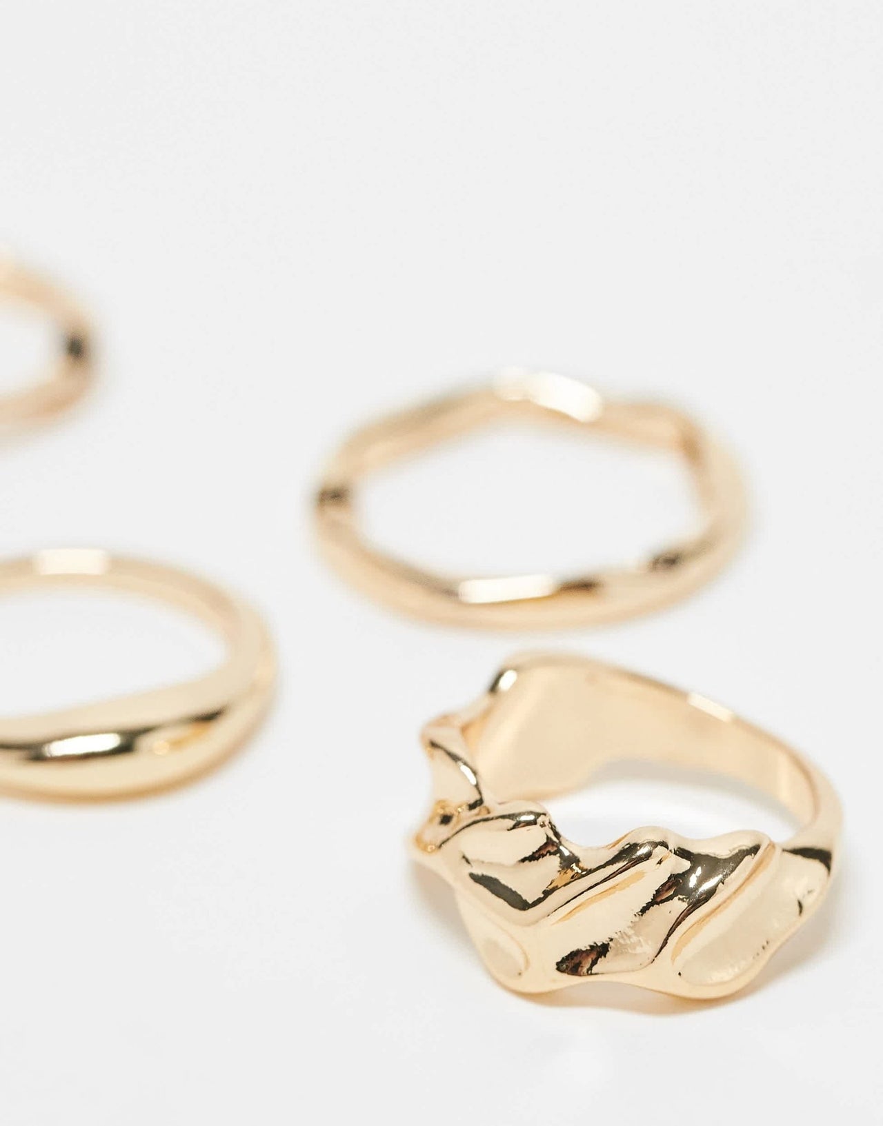 ASOS DESIGN pack of 5 rings with molten design in gold tone - ASOS Sample Sale