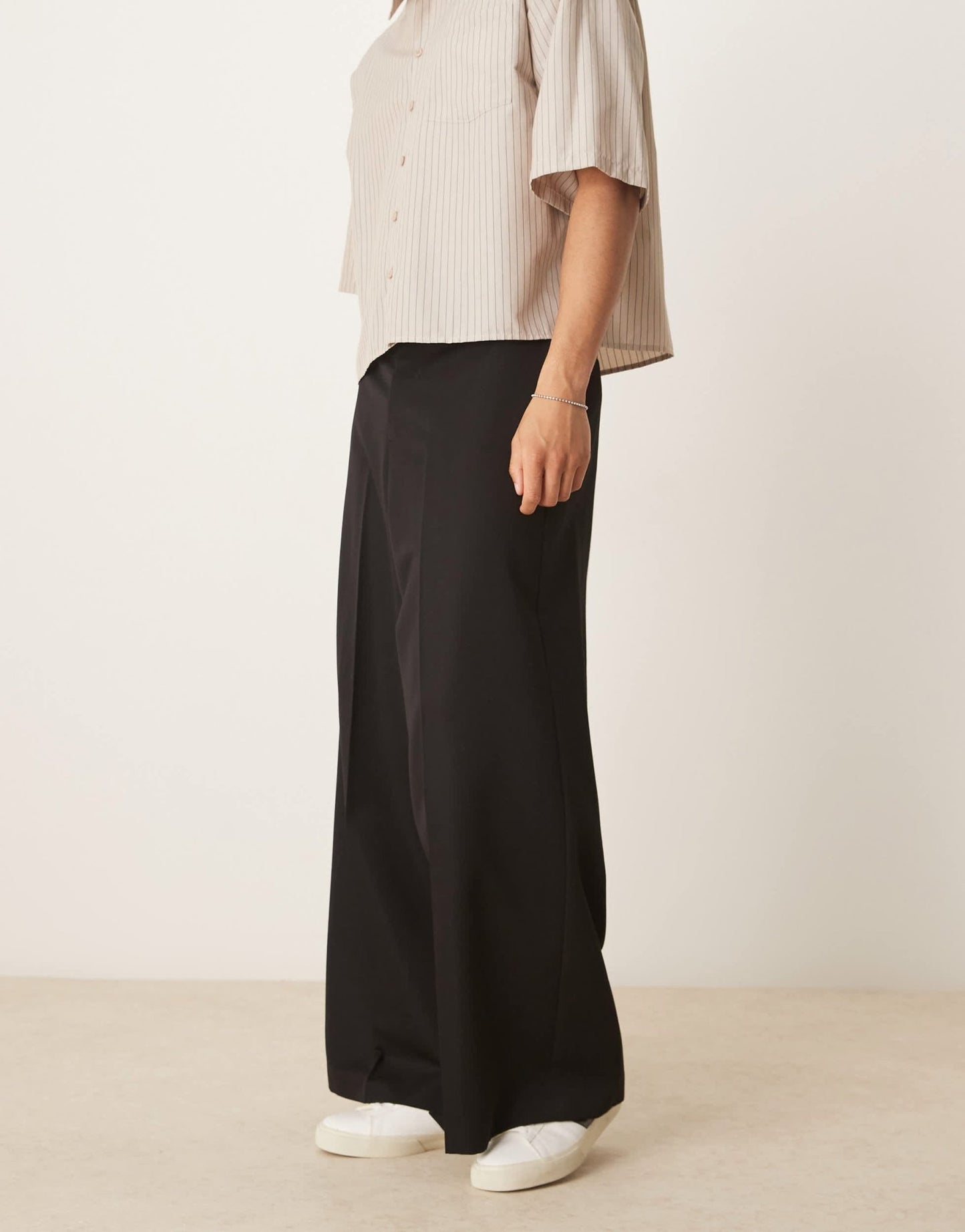 ASOS DESIGN smart extreme wide leg trousers with front pleat in black - ASOS Sample Sale