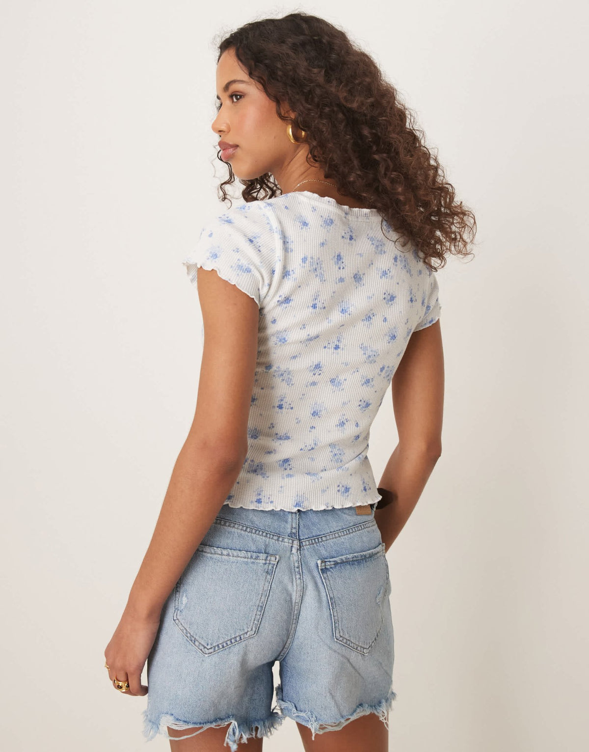 ASOS DESIGN waffle v neck t-shirt with overlock trim in ditsy print - ASOS Sample Sale
