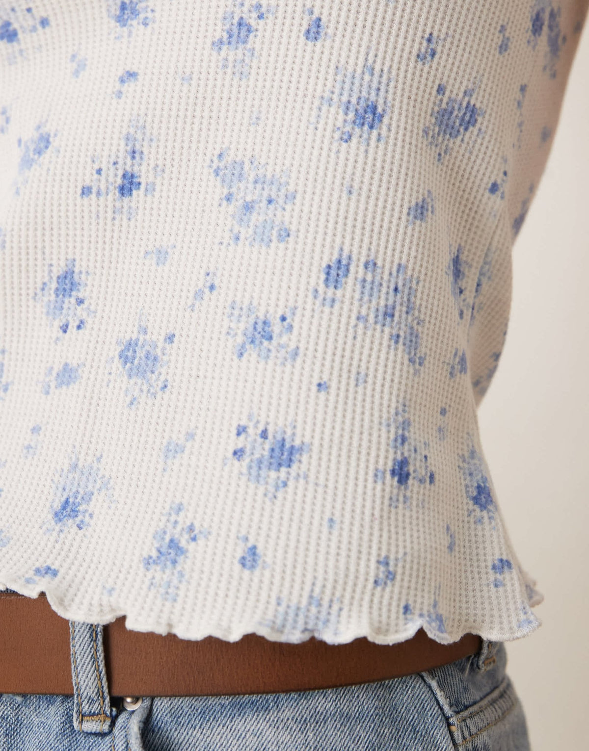 ASOS DESIGN waffle v neck t-shirt with overlock trim in ditsy print - ASOS Sample Sale