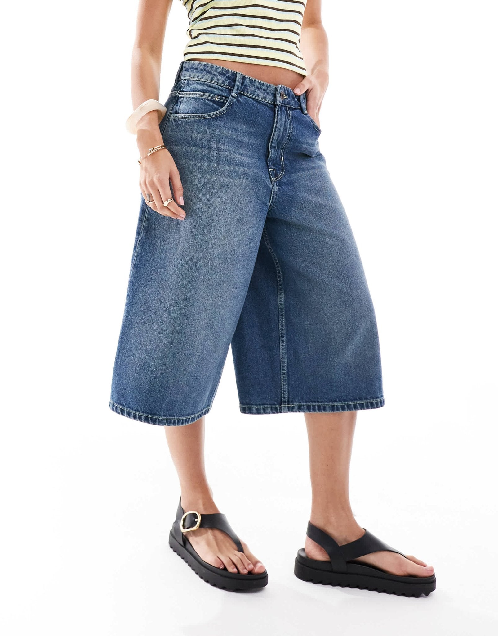 Bershka baggy denim jorts in washed blue - ASOS Sample Sale