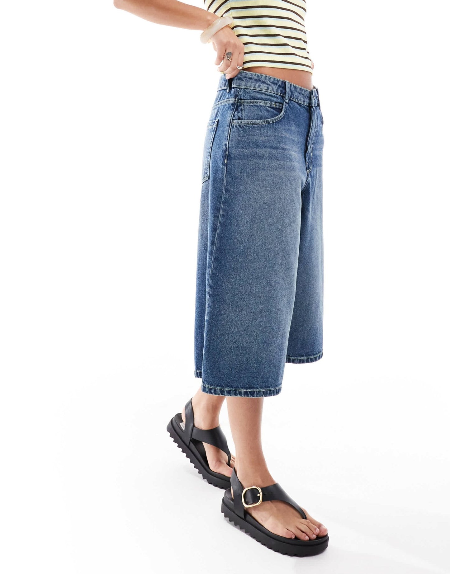 Bershka baggy denim jorts in washed blue - ASOS Sample Sale