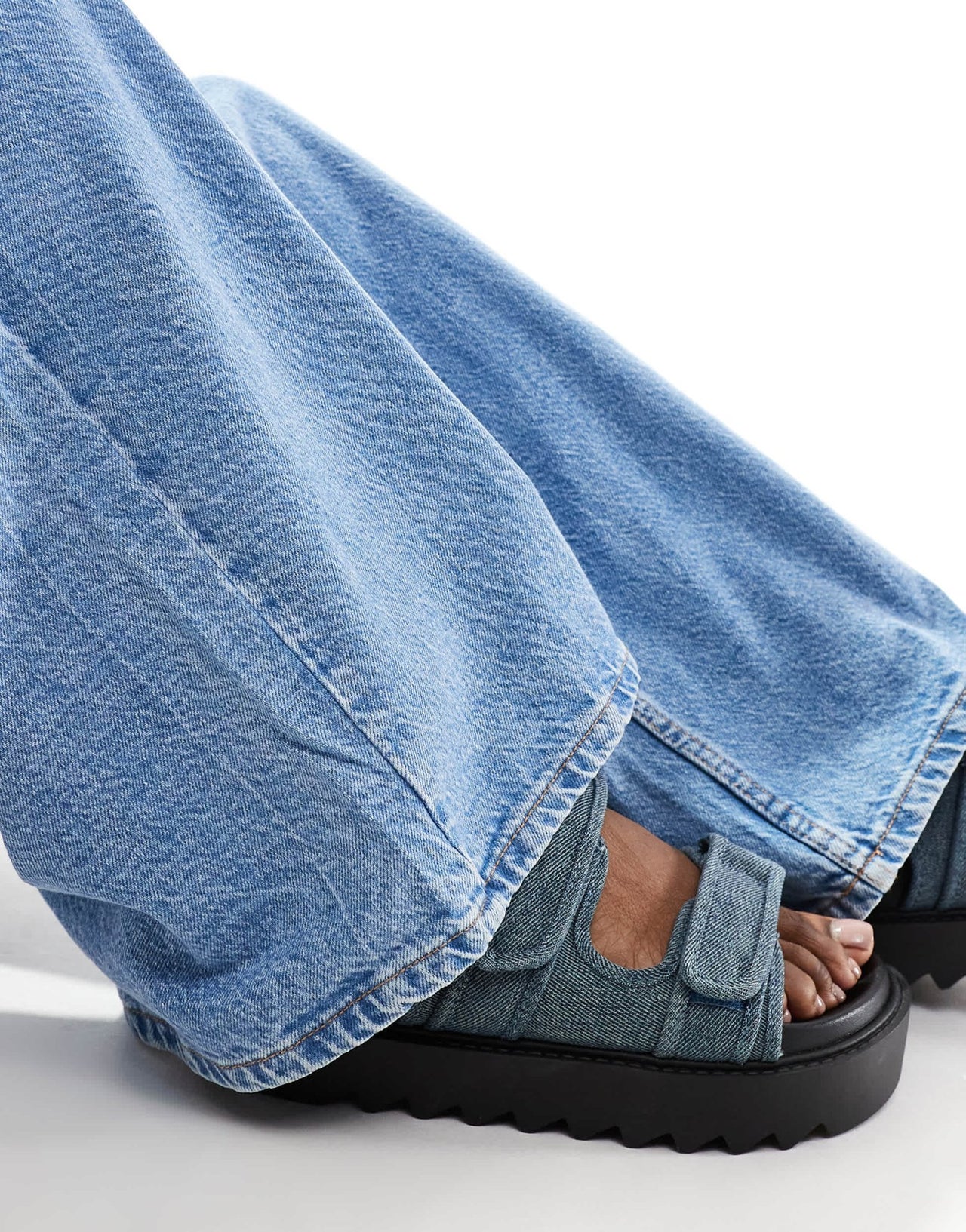 Bershka baggy wide leg jeans in light blue - ASOS Sample Sale