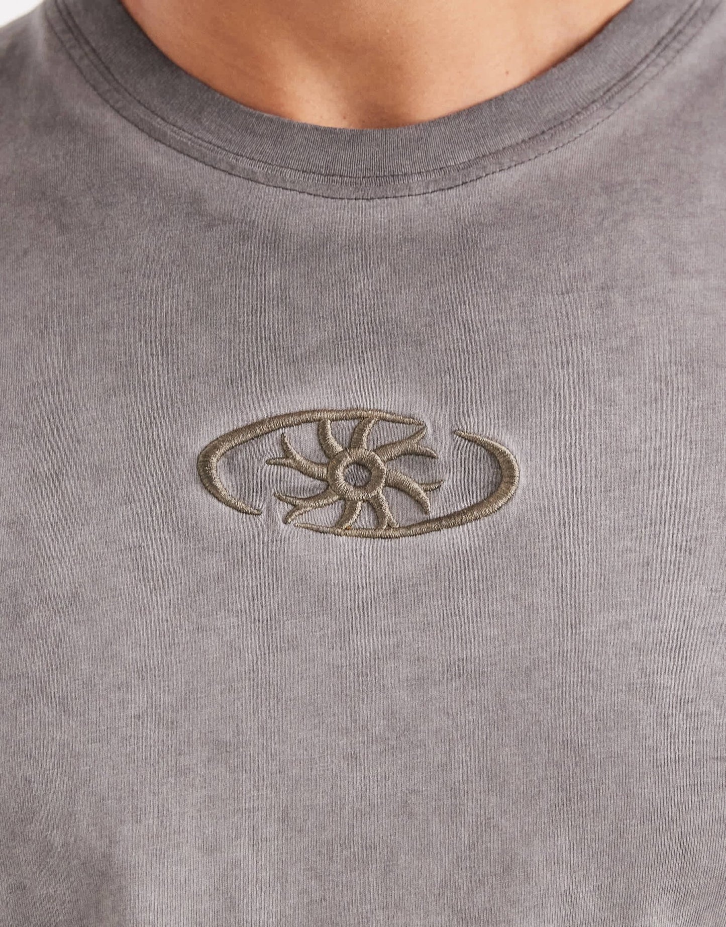 Bershka chest embroidered washed t-shirt in charcoal - ASOS Sample Sale