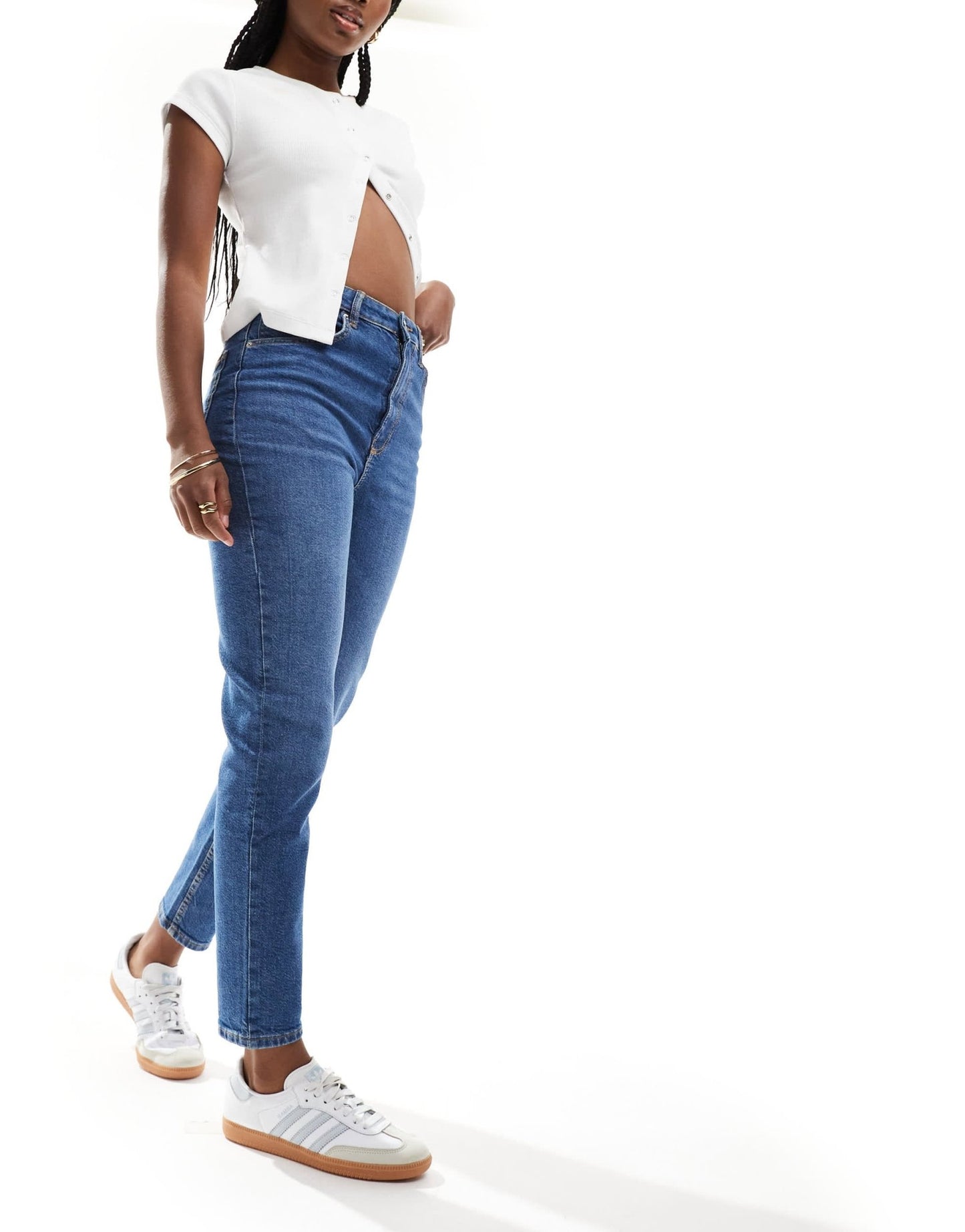 Bershka comfort fit mom jean in mid blue - ASOS Sample Sale