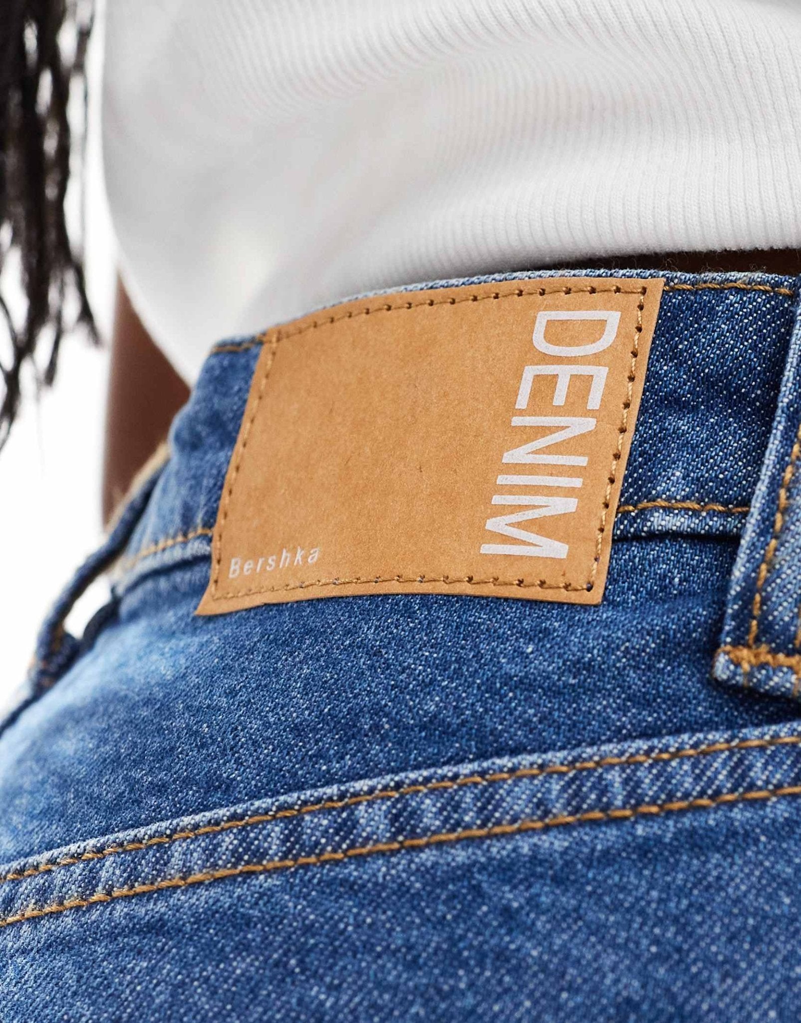 Bershka comfort fit mom jean in mid blue - ASOS Sample Sale