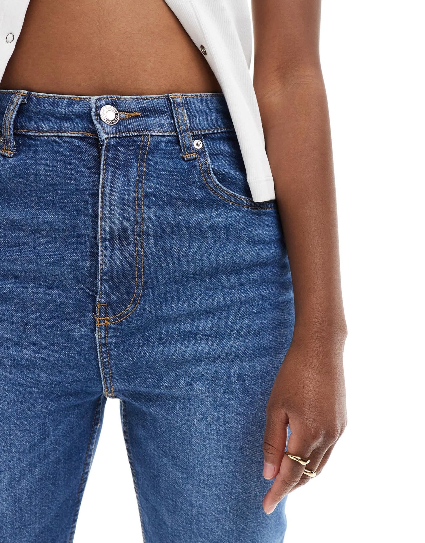 Bershka comfort fit mom jean in mid blue - ASOS Sample Sale