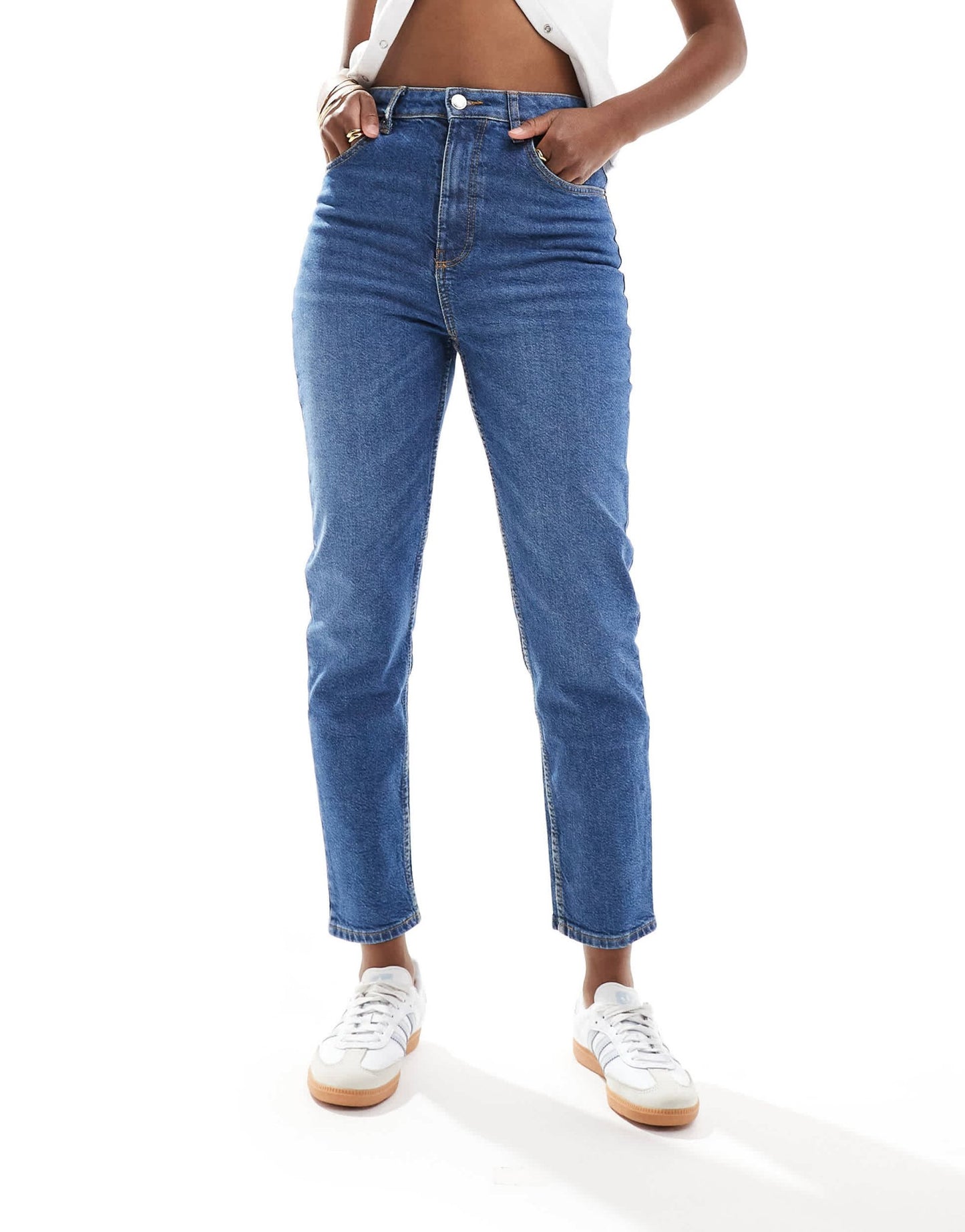 Bershka comfort fit mom jean in mid blue - ASOS Sample Sale