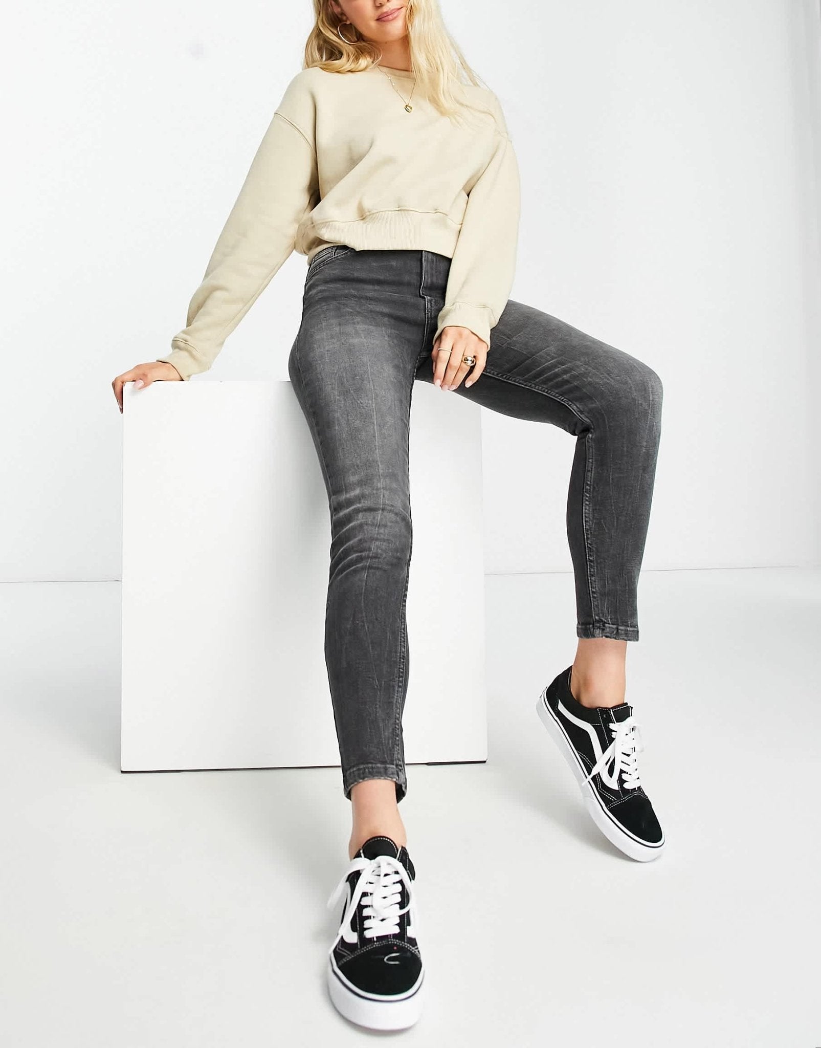 Bershka high waist skinny jean in grey - ASOS Sample Sale