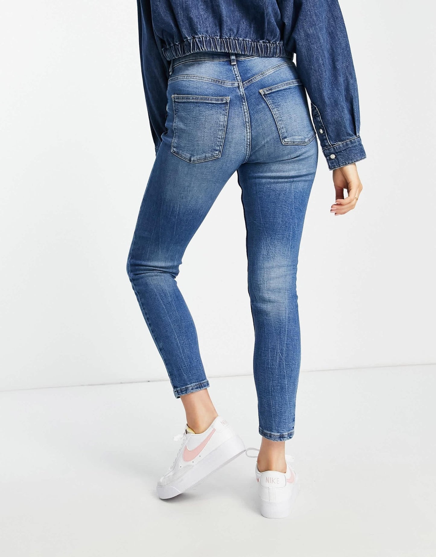 Bershka high waist skinny jean in medium blue - ASOS Sample Sale
