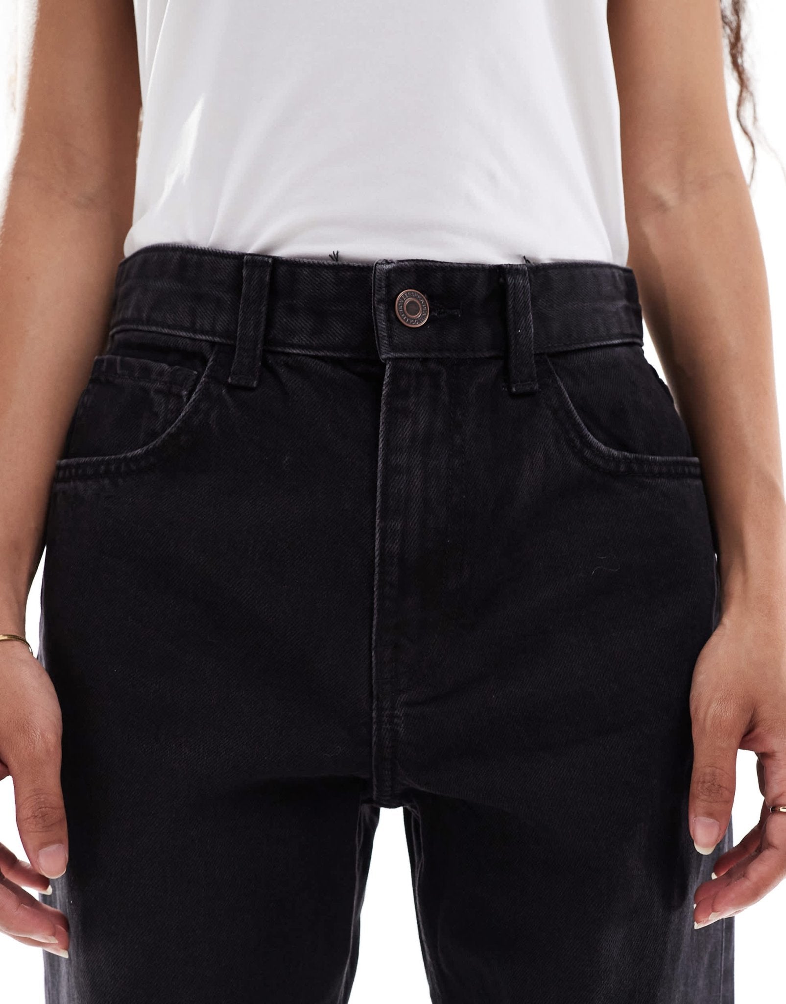 Bershka Petite high waisted 90s wide leg jeans in black - ASOS Sample Sale