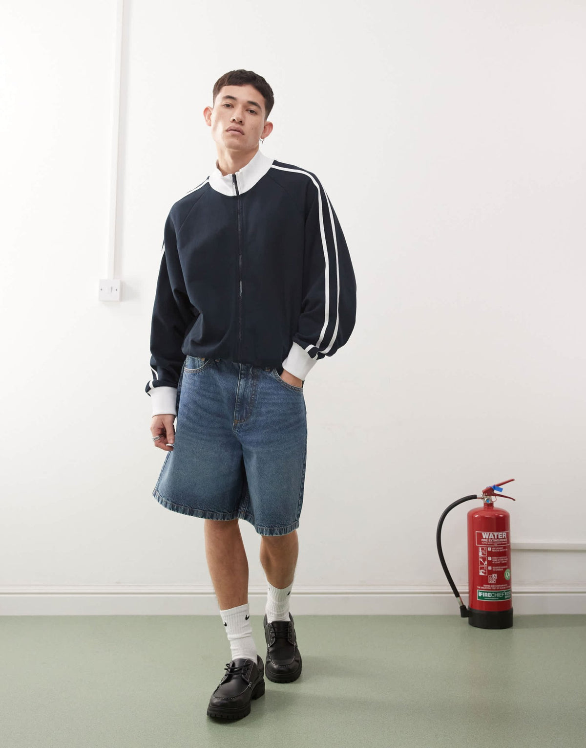 COLLUSION Denim X004 mid rise shorts in midwash - MBLUE - ASOS Sample Sale