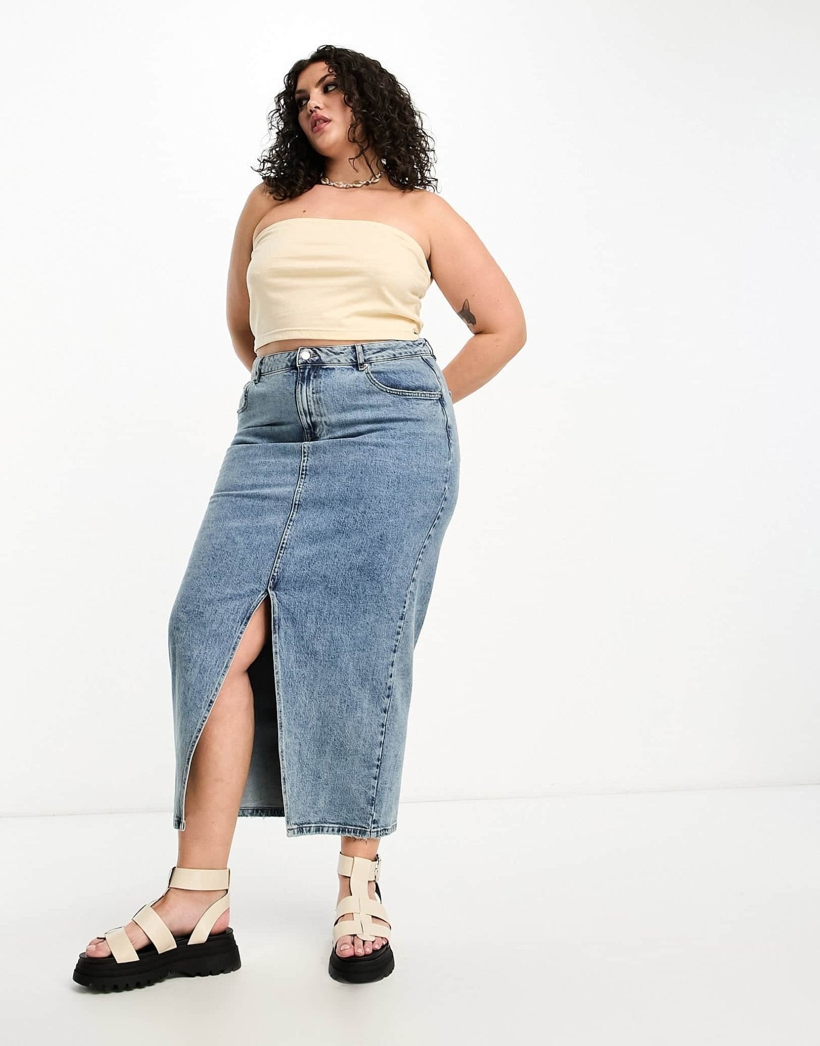 Daisy Street Plus 2 pack bandeau crop top in blue ditsy and stone - ASOS Sample Sale