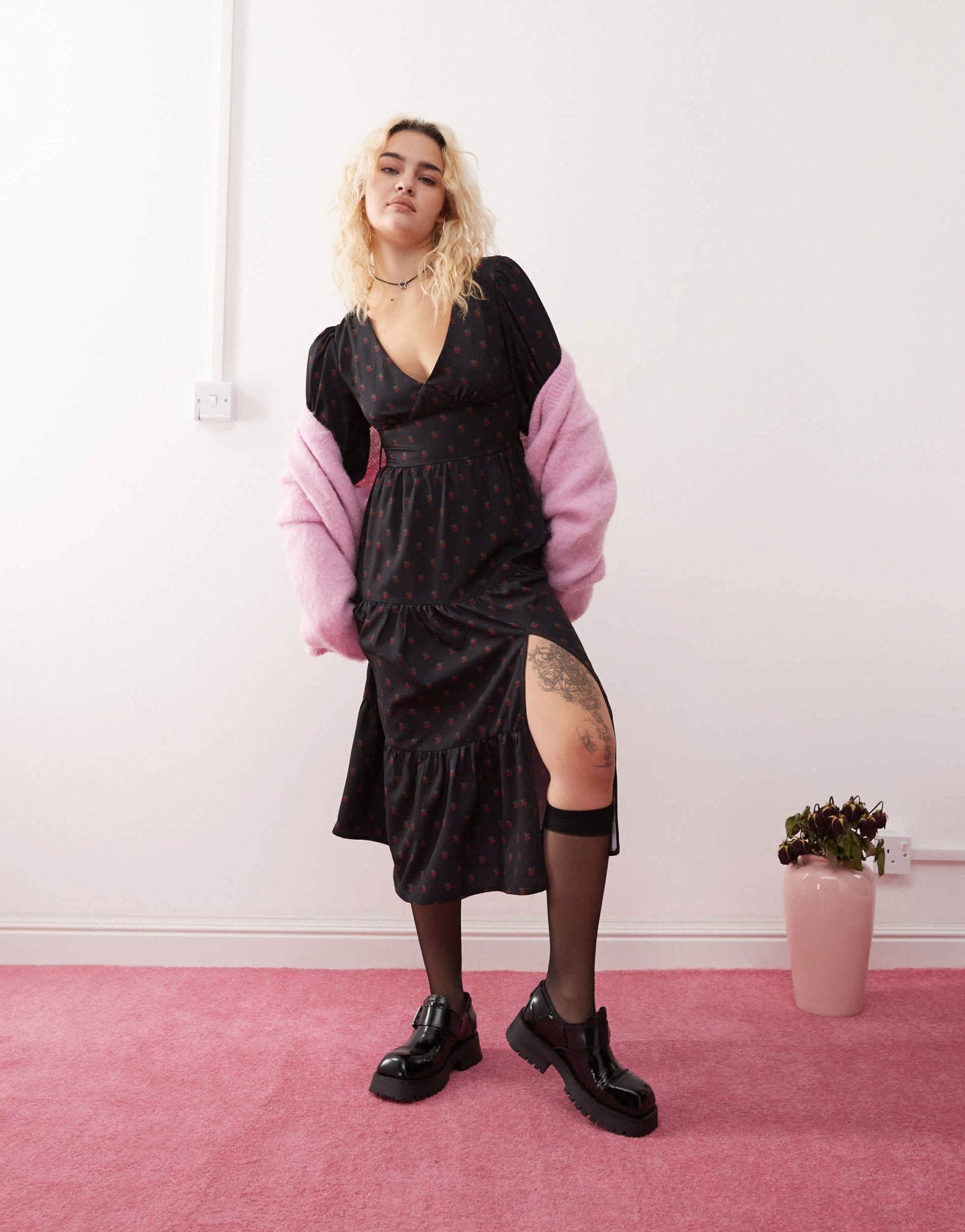 Daisy Street v neck long sleeve midi tea dress in black and red ditsy floral - ASOS Sample Sale