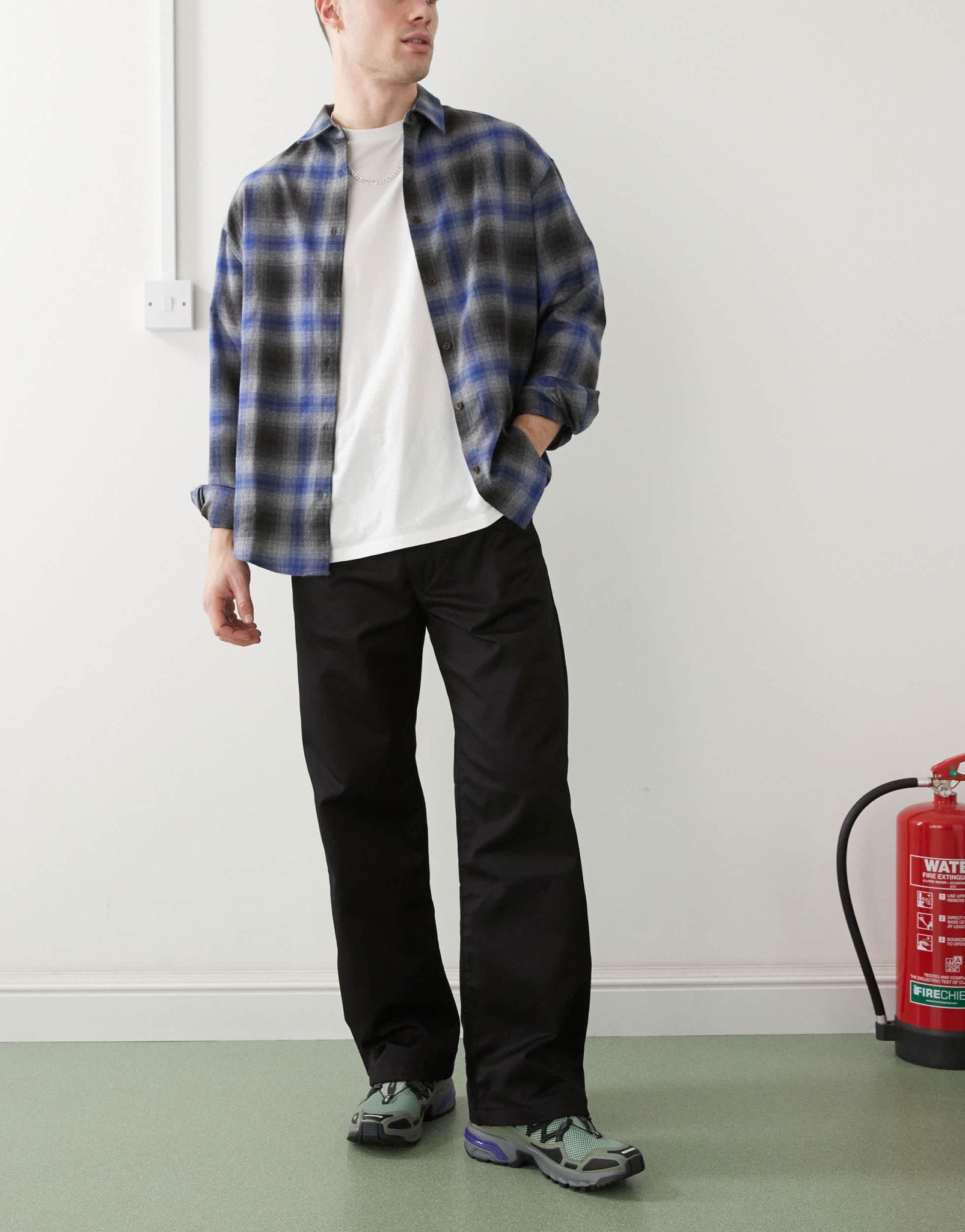 Dr Denim Omar tailored mid waist wide leg chino pant in black - ASOS Sample Sale