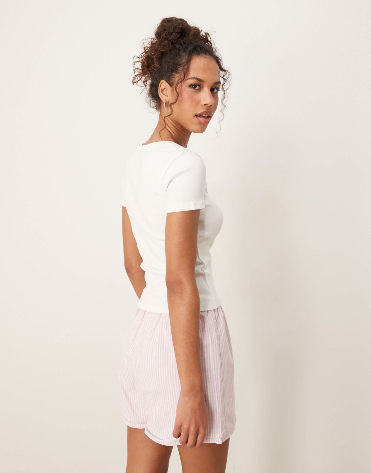 Gina Tricot scoop neck slim fit short sleeve rib top in white - ASOS Sample Sale