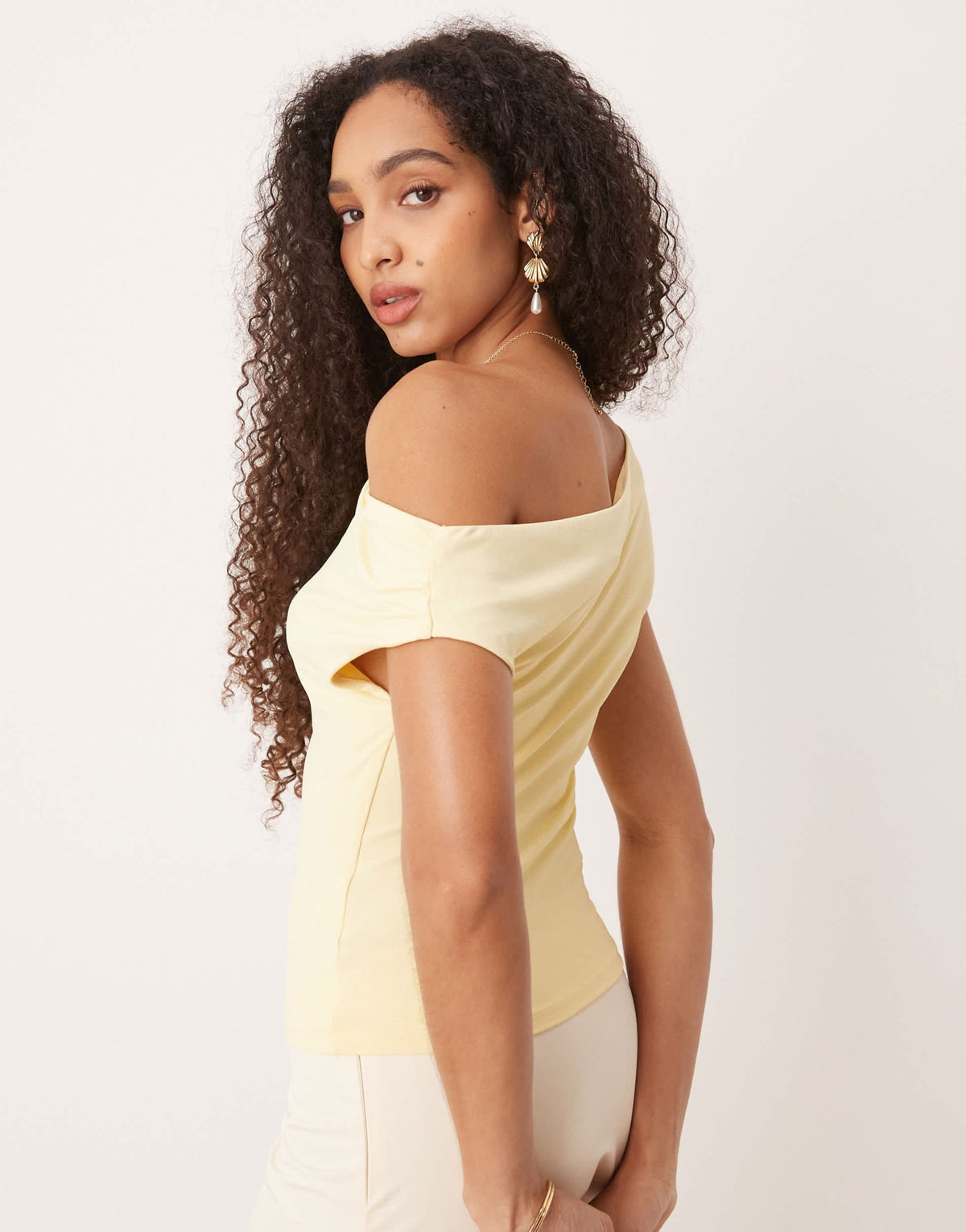 Gina Tricot slinky jersey one shoulder ruched twist top in butter yellow - ASOS Sample Sale